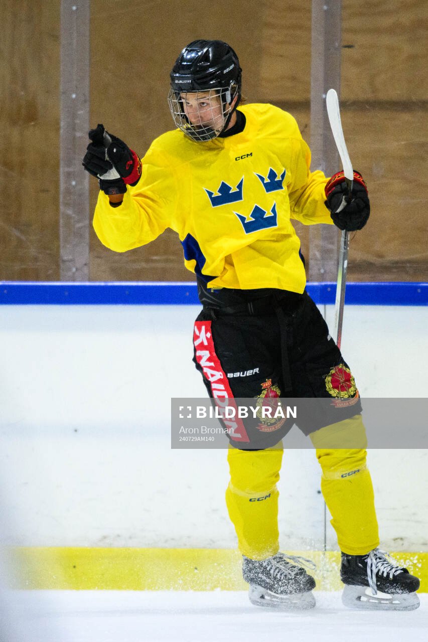Jakob Ihs Wozniak celebrates