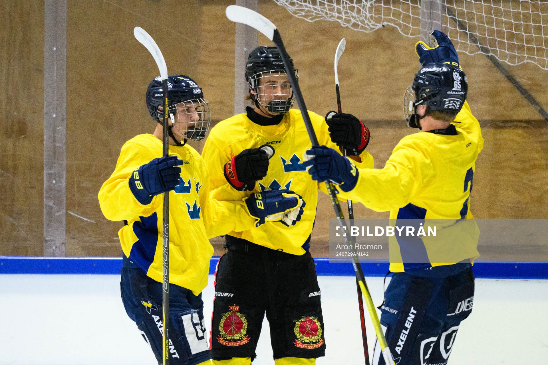 Jakob Ihs Wozniak celebrates with teammates