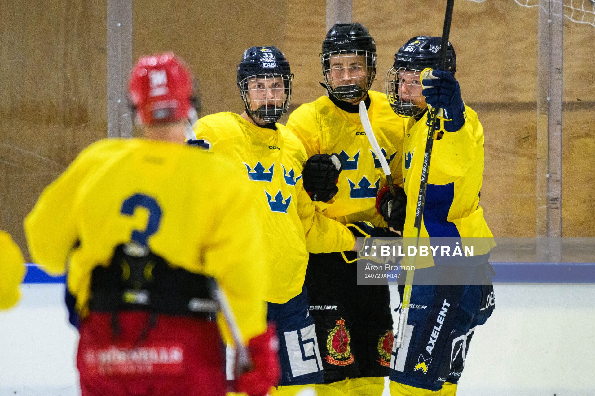 Jakob Ihs Wozniak celebrates with teammates