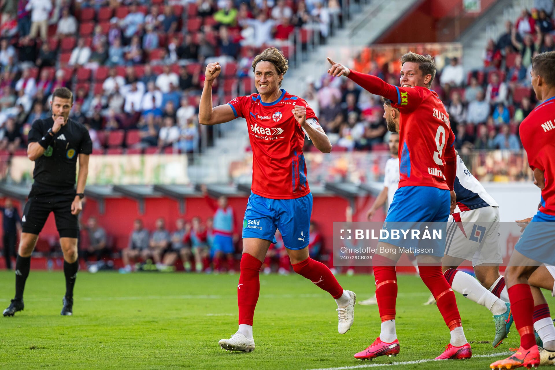 Domare Erik Mattsson och Helsingborgs Thomas Pauck Rogne