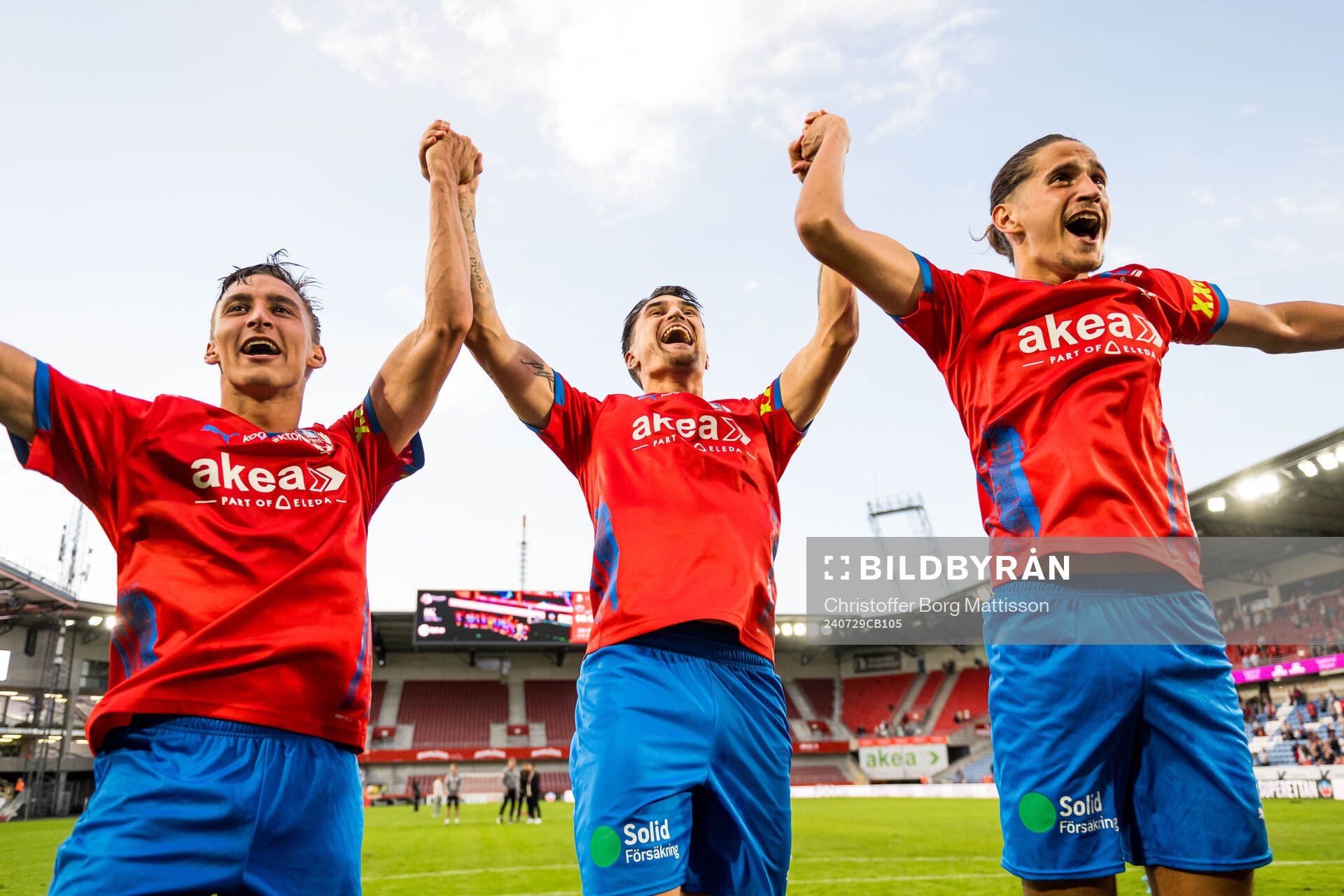 Helsingborgs Wilhelm Nilsson, Jon Birkfeldt och Ervin Gigovic jublar efter fotbollsmatchen i Superettan mellan Helsingborg och Öster den 29 juli 2024 i Helsingborg. 
