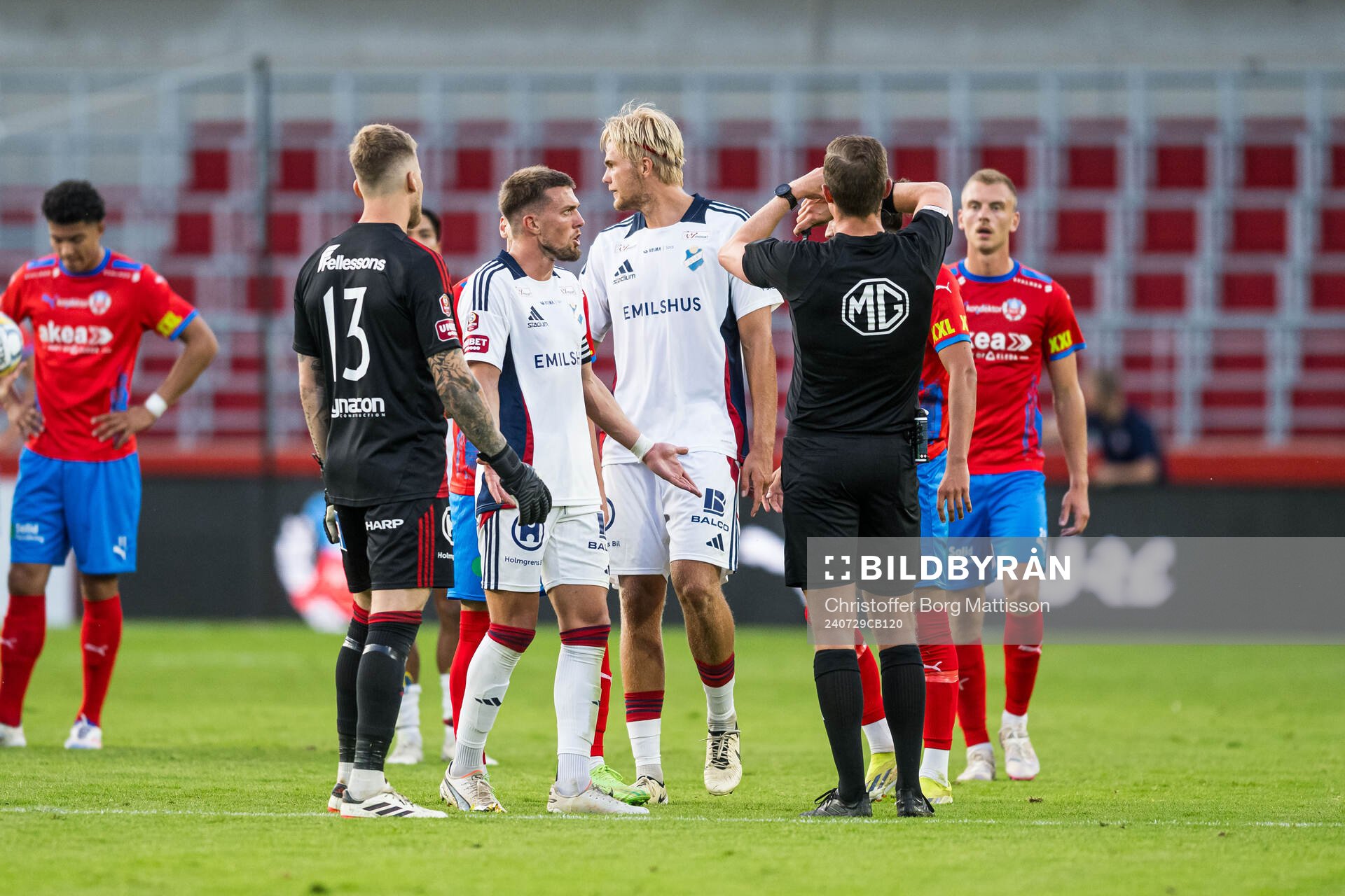 Östers Ivan Kricak och Domare Erik Mattsson