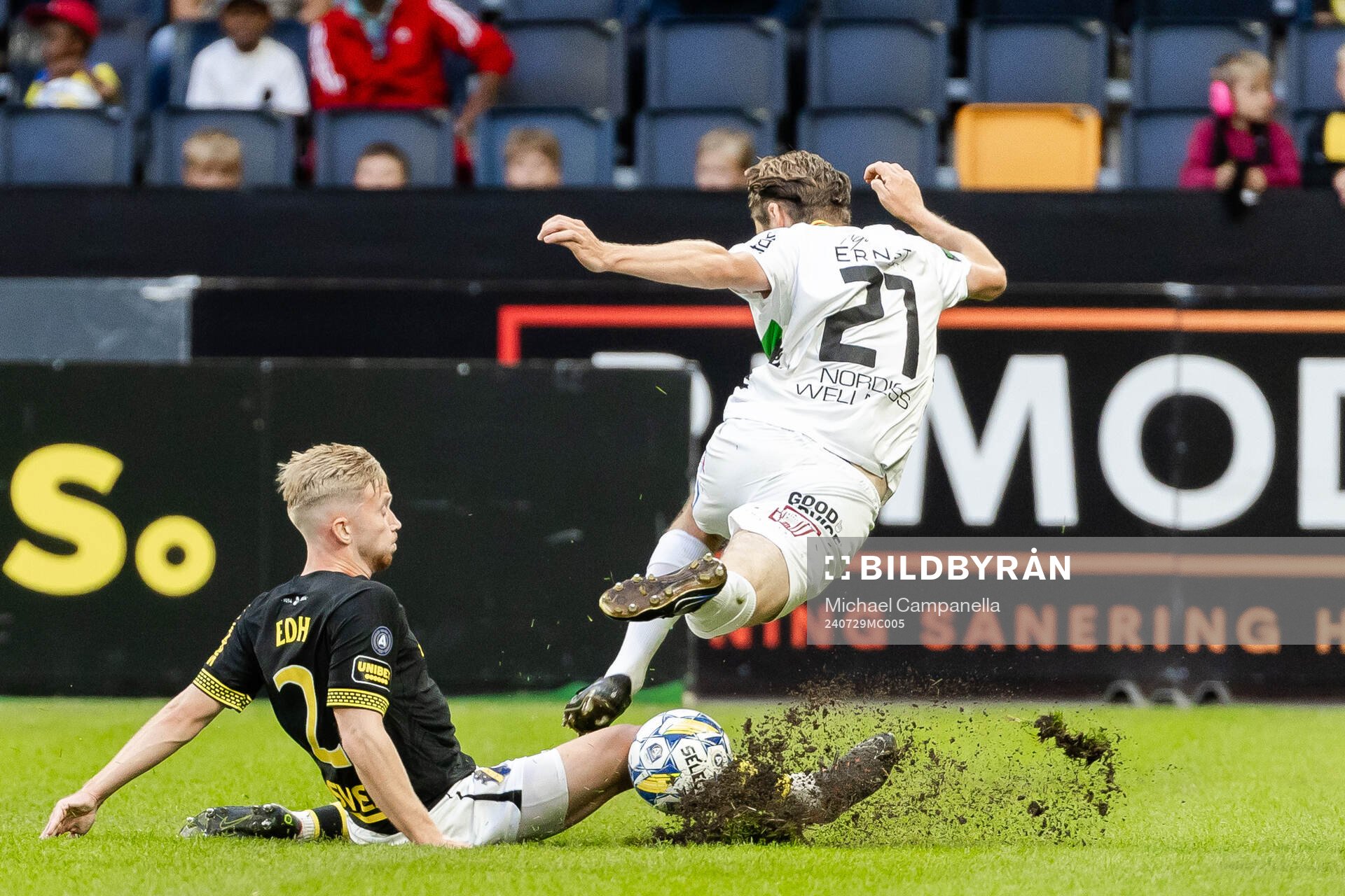 AIKs Eskil Edh och GAISs Axel Henriksson under fotbollsmatchen i Allsvenskan mellan AIK och GAIS den 29 juli 2024 i Stockholm. 