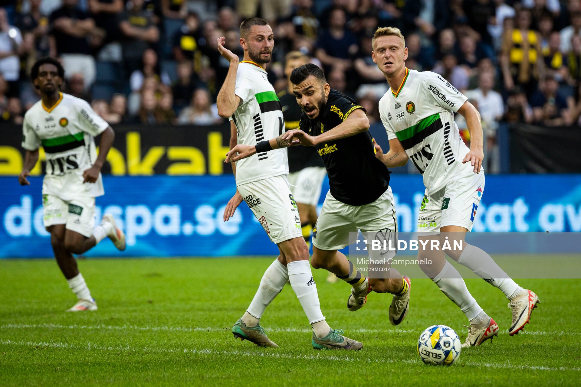 GAISs Axel Norén och Joackim Åberg mot AIKs Ioannis Pittas