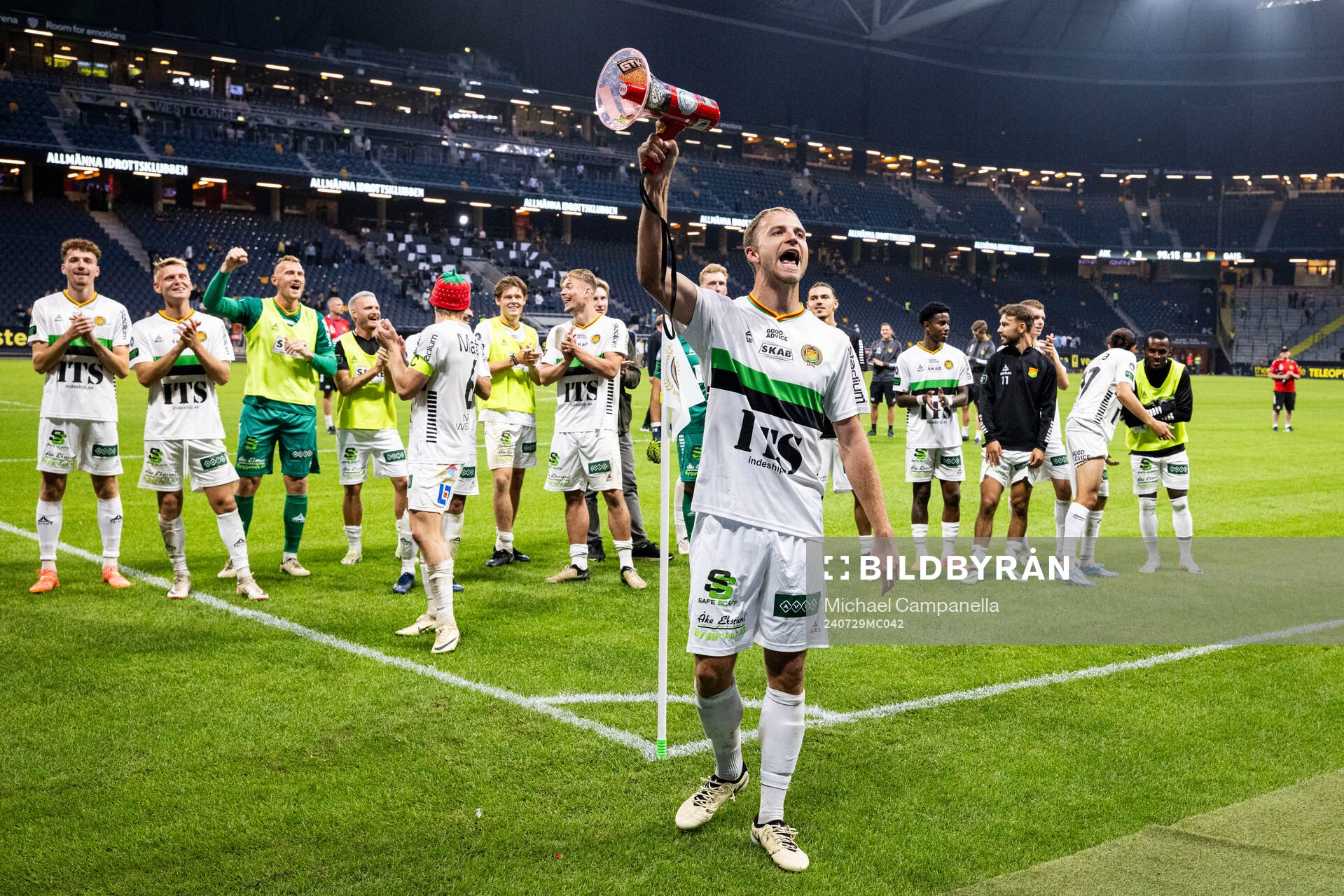 GAISs Gustav Lundgren jublar efter fotbollsmatchen i Allsvenskan mellan AIK och GAIS den 29 juli 2024 i Stockholm. 