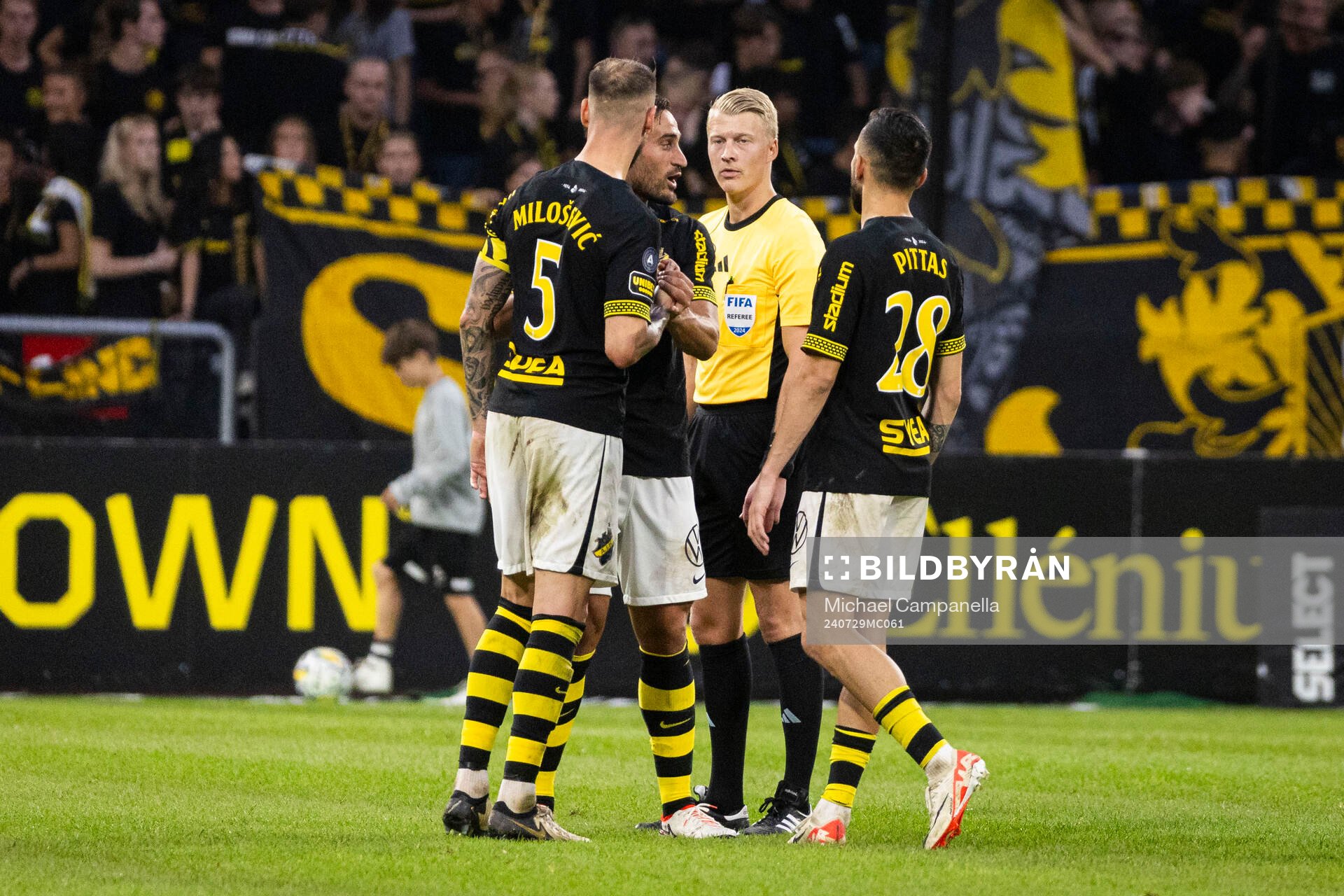 Domare Adam Ladebäck och AIKs Alexander Milosevic