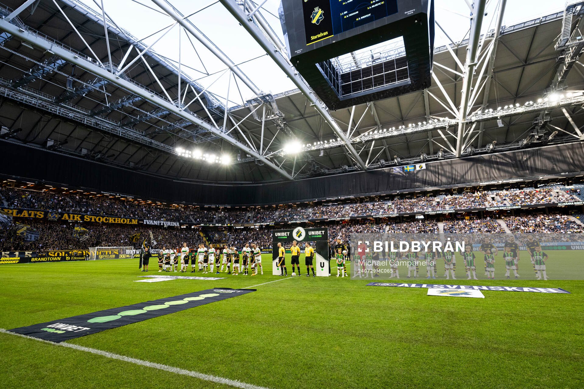AIKs och GAISs spelarna i lineup innan fotbollsmatchen i