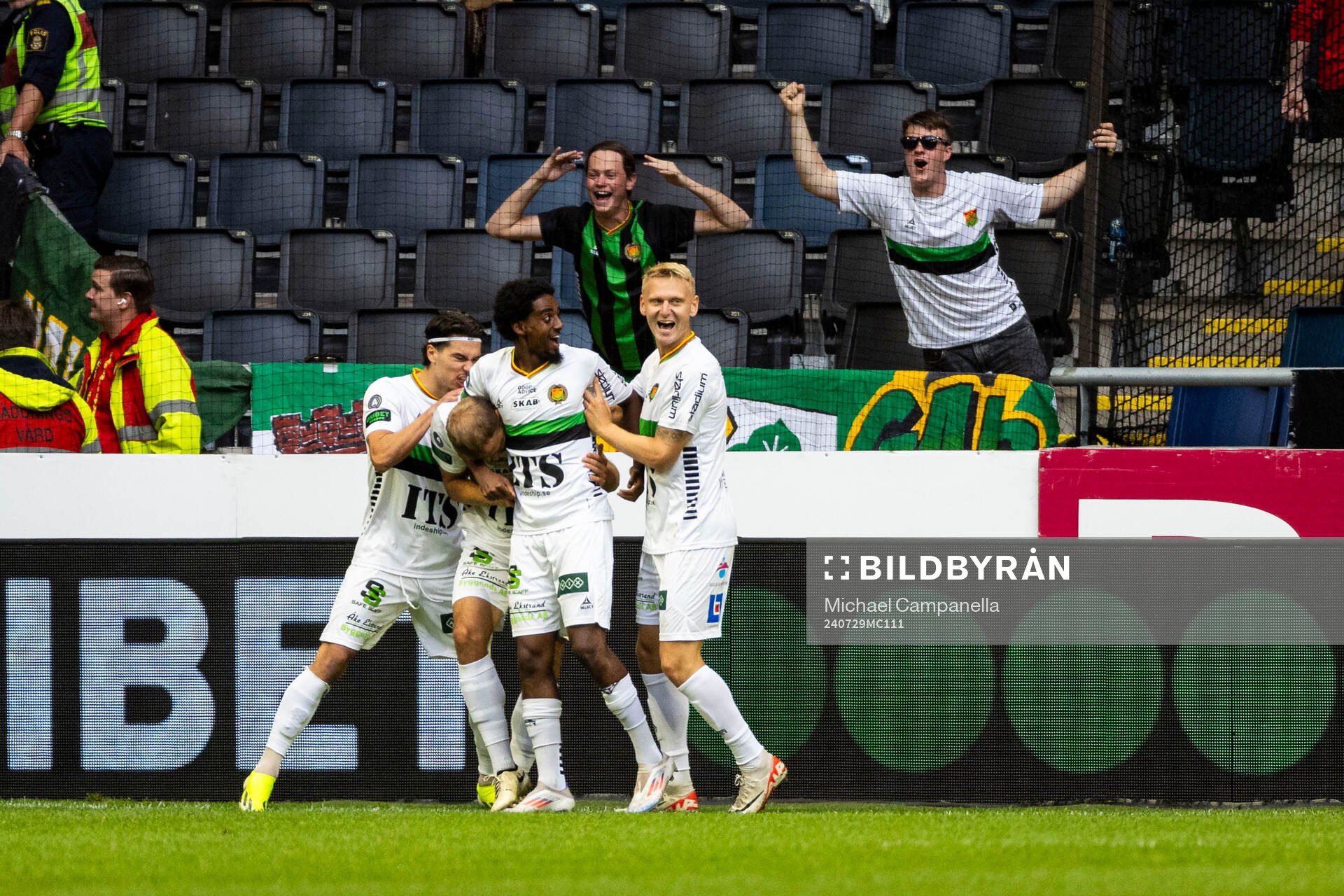 GAISs Gustav Lundgren och lagkamrater jublar