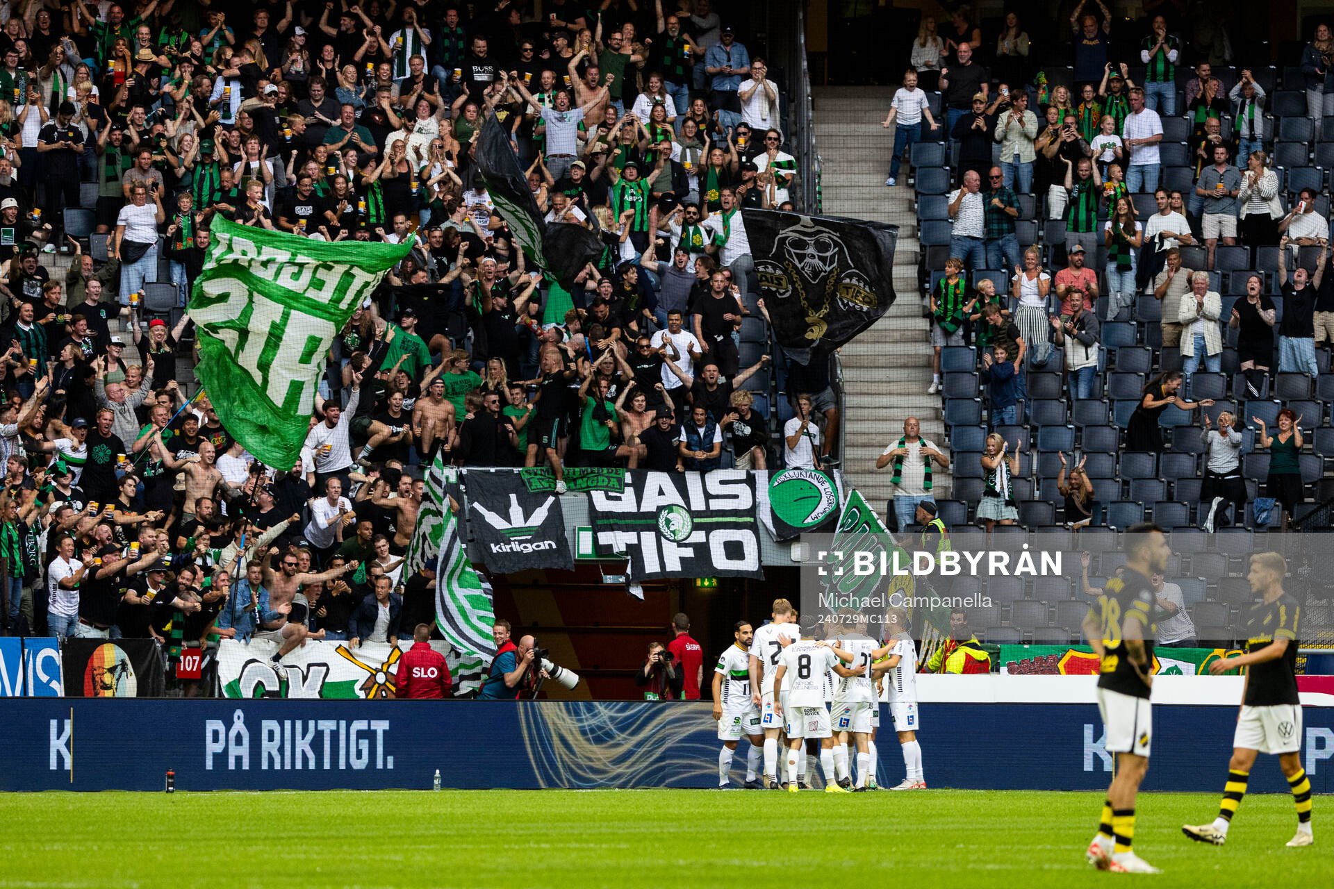 GAISs Gustav Lundgren och lagkamrater jublar efter 0-1 under fotbollsmatchen i Allsvenskan mellan AIK och GAIS den 29 juli 2024 i Stockholm. 