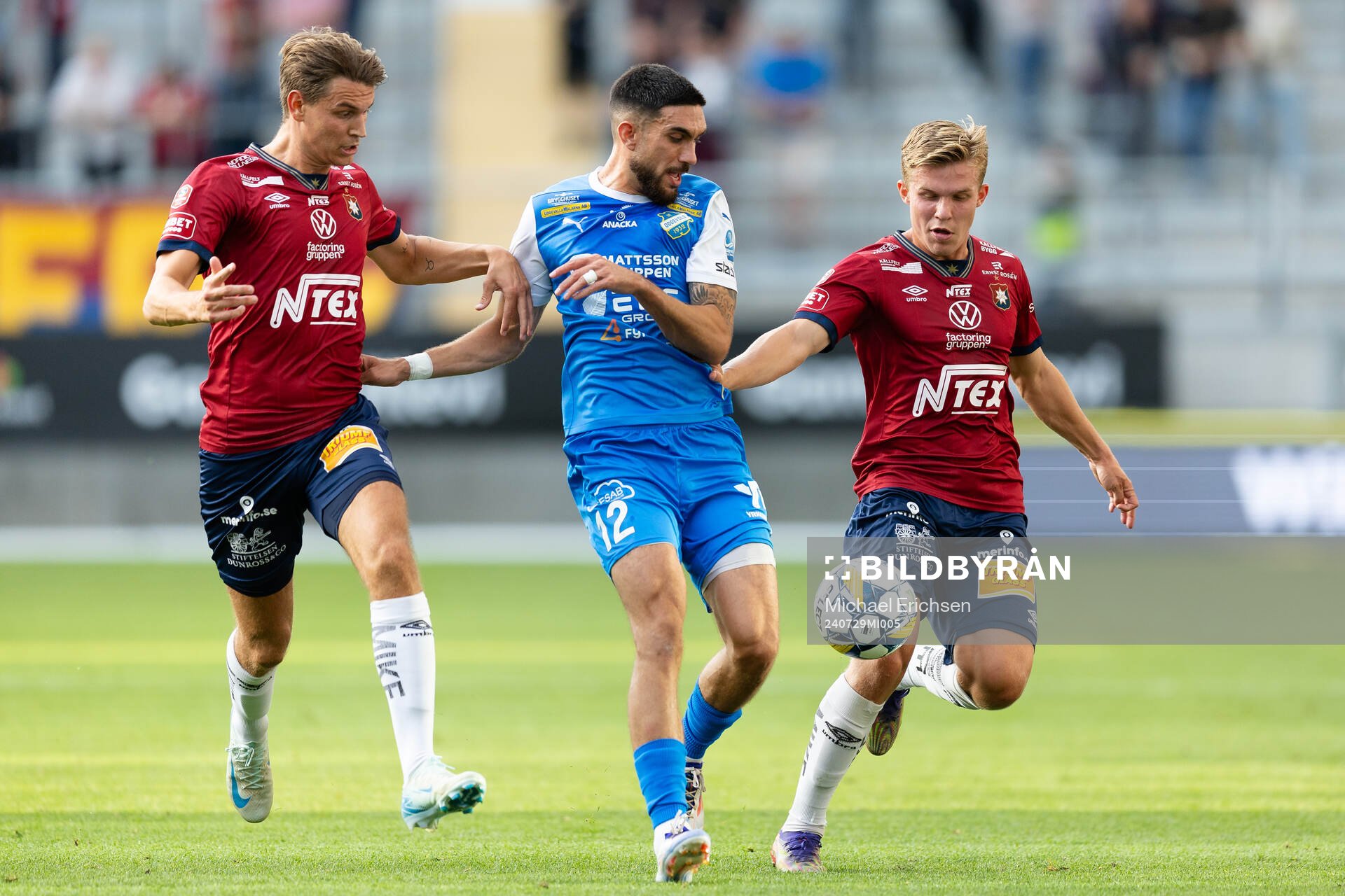 Örgrytes Noah Christoffersson och Isak Dahlqvist mot IK Oddevolds Daniel Krezic under fotbollsmatchen i Superettan mellan Örgryte och IK Oddevold den 29 juli 2024 i Göteborg.