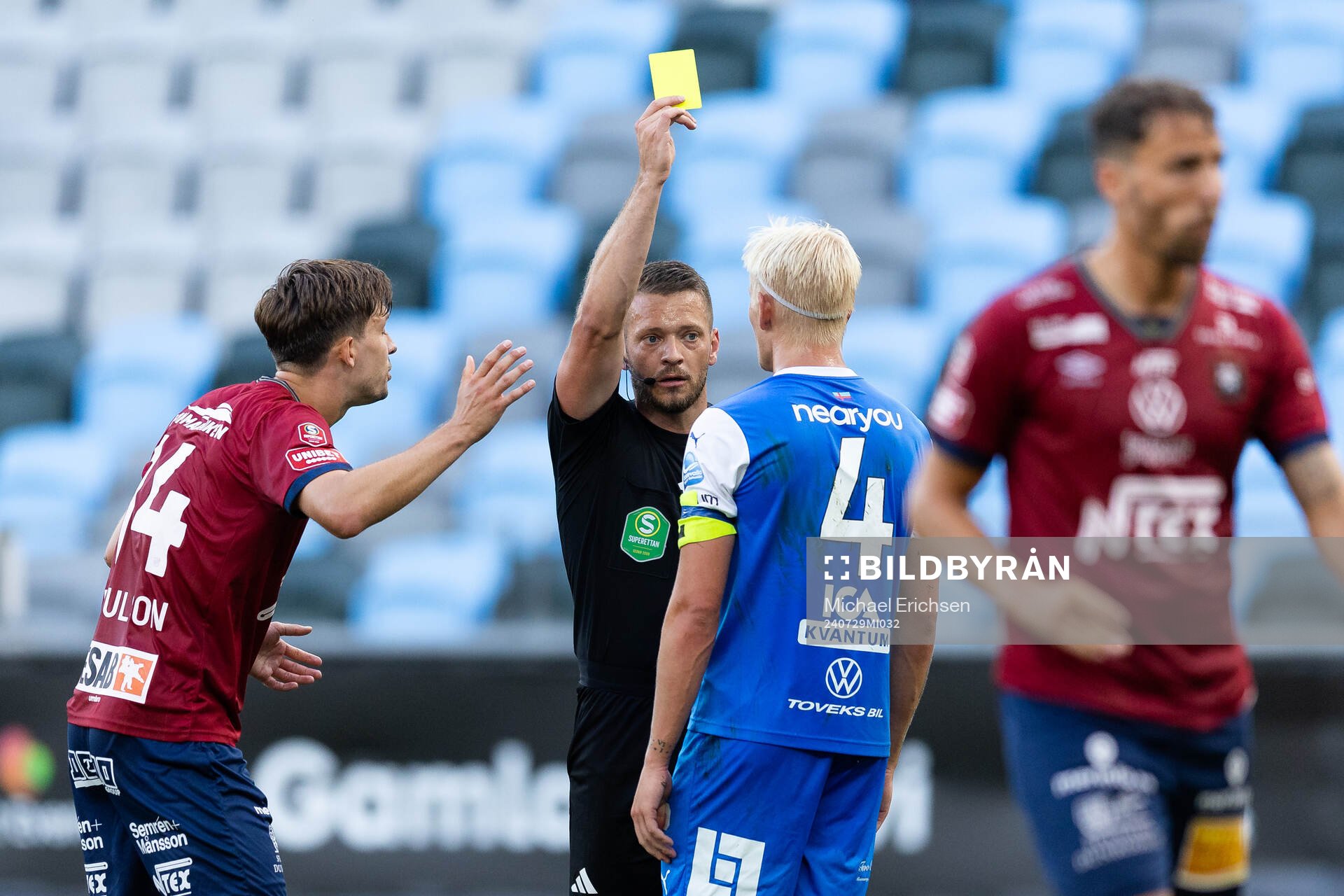 IK Oddevolds Philip Engelbrektsson får en varning av