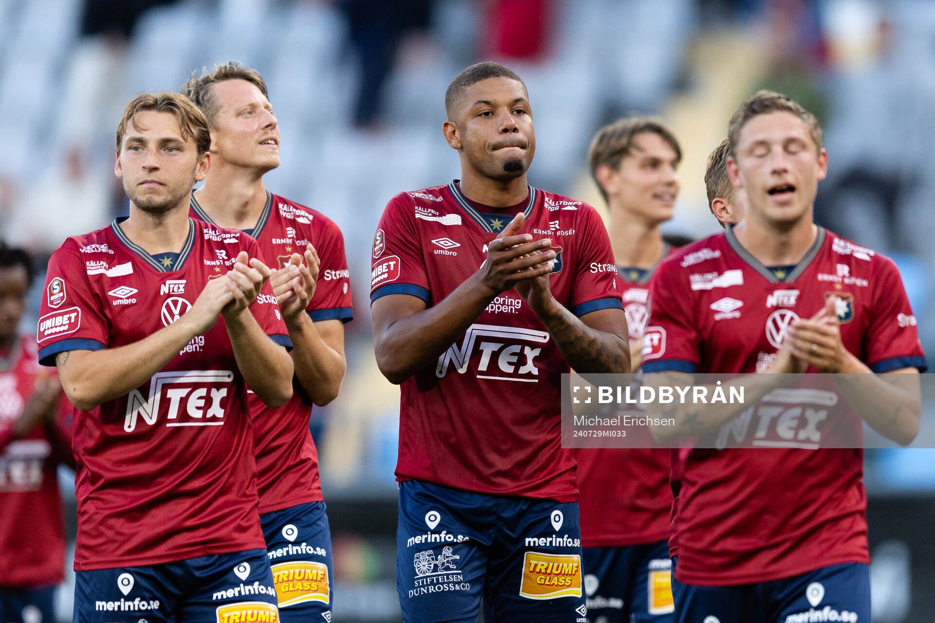 Örgrytes Mikael Dyrestam jublar och tackar klacken efter fotbollsmatchen i Superettan mellan Örgryte och IK Oddevold den 29 juli 2024 i Göteborg.