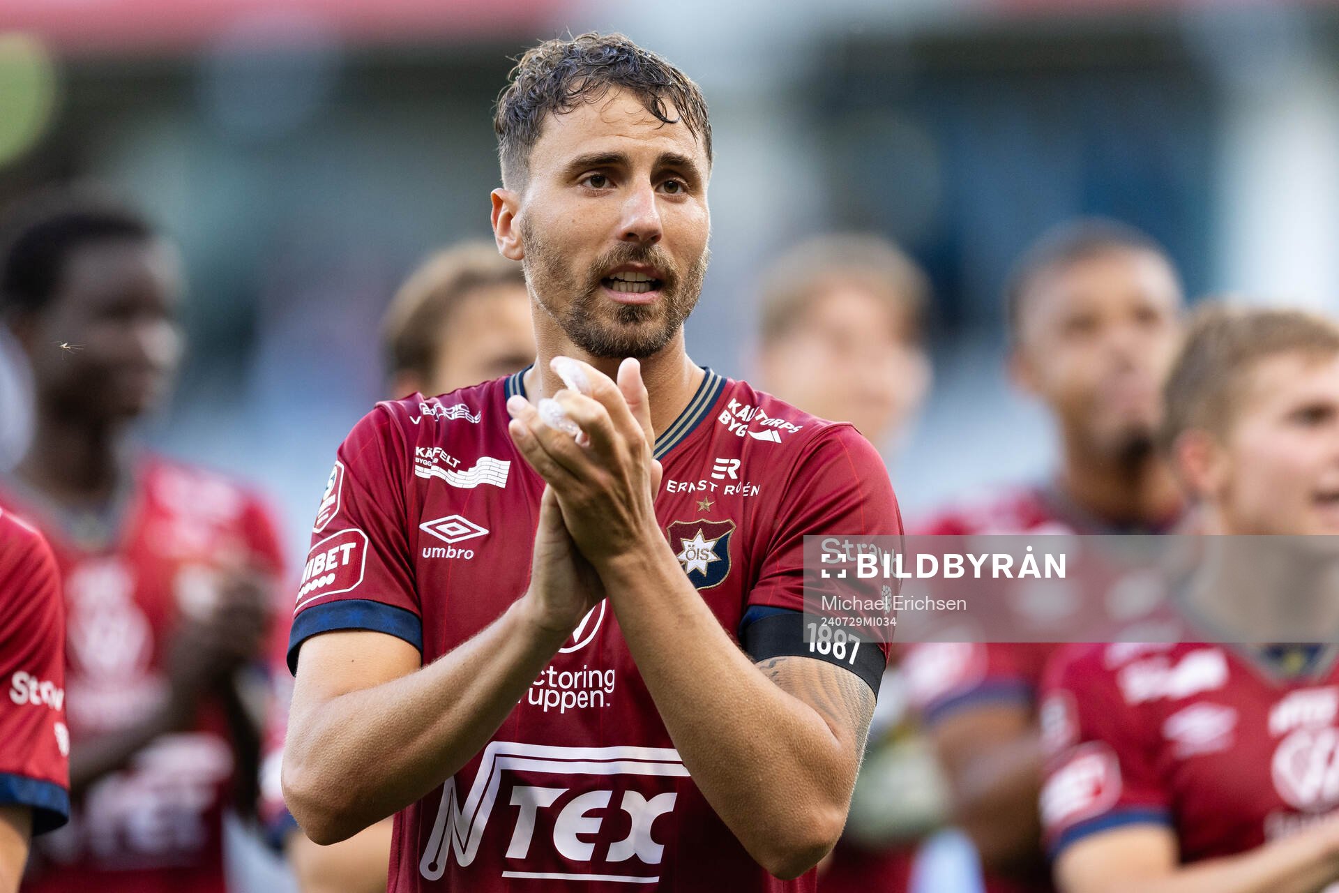 Örgrytes Jonathan Azulay jublar och tackar klacken efter fotbollsmatchen i Superettan mellan Örgryte och IK Oddevold den 29 juli 2024 i Göteborg.