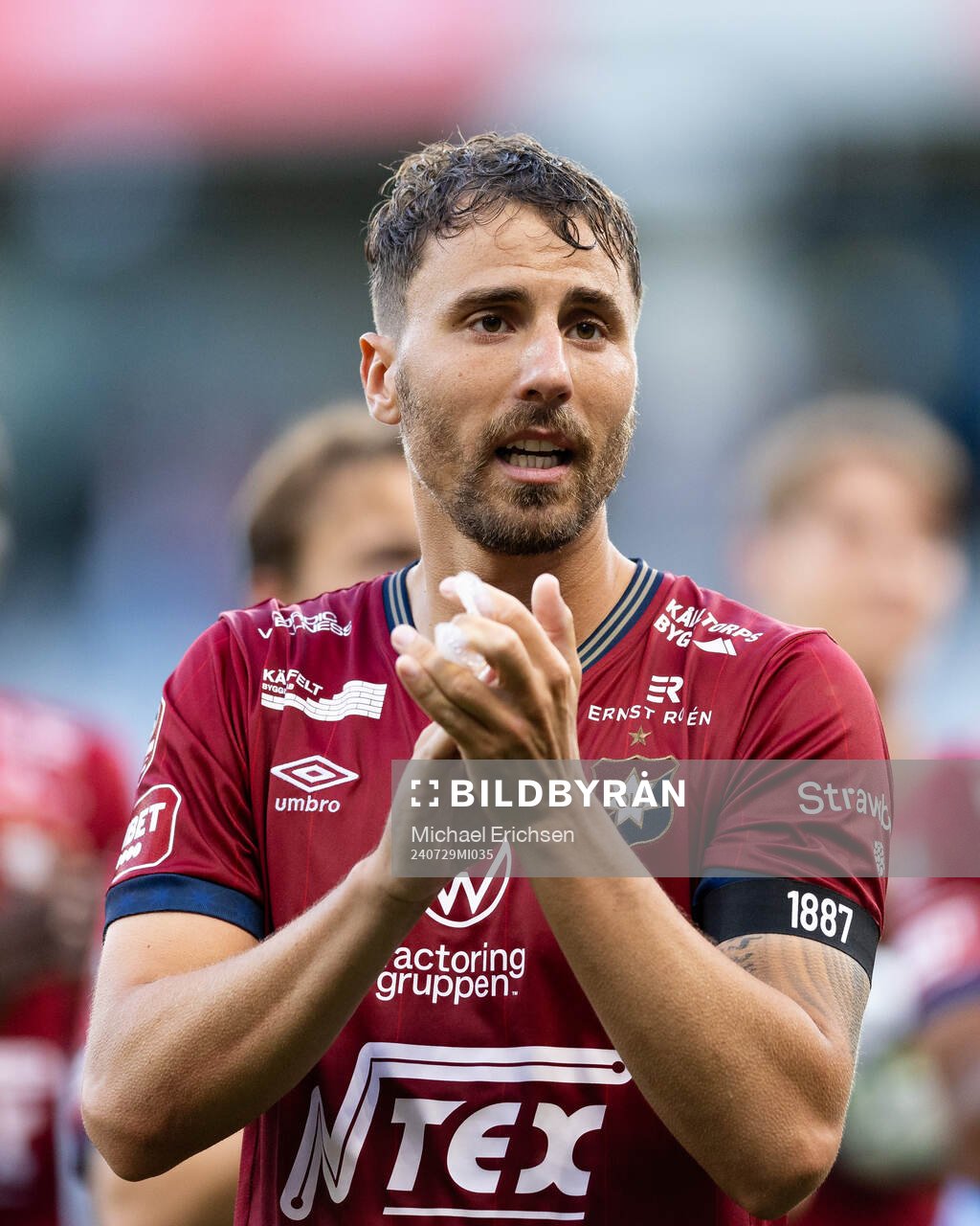 Örgrytes Jonathan Azulay jublar och tackar klacken