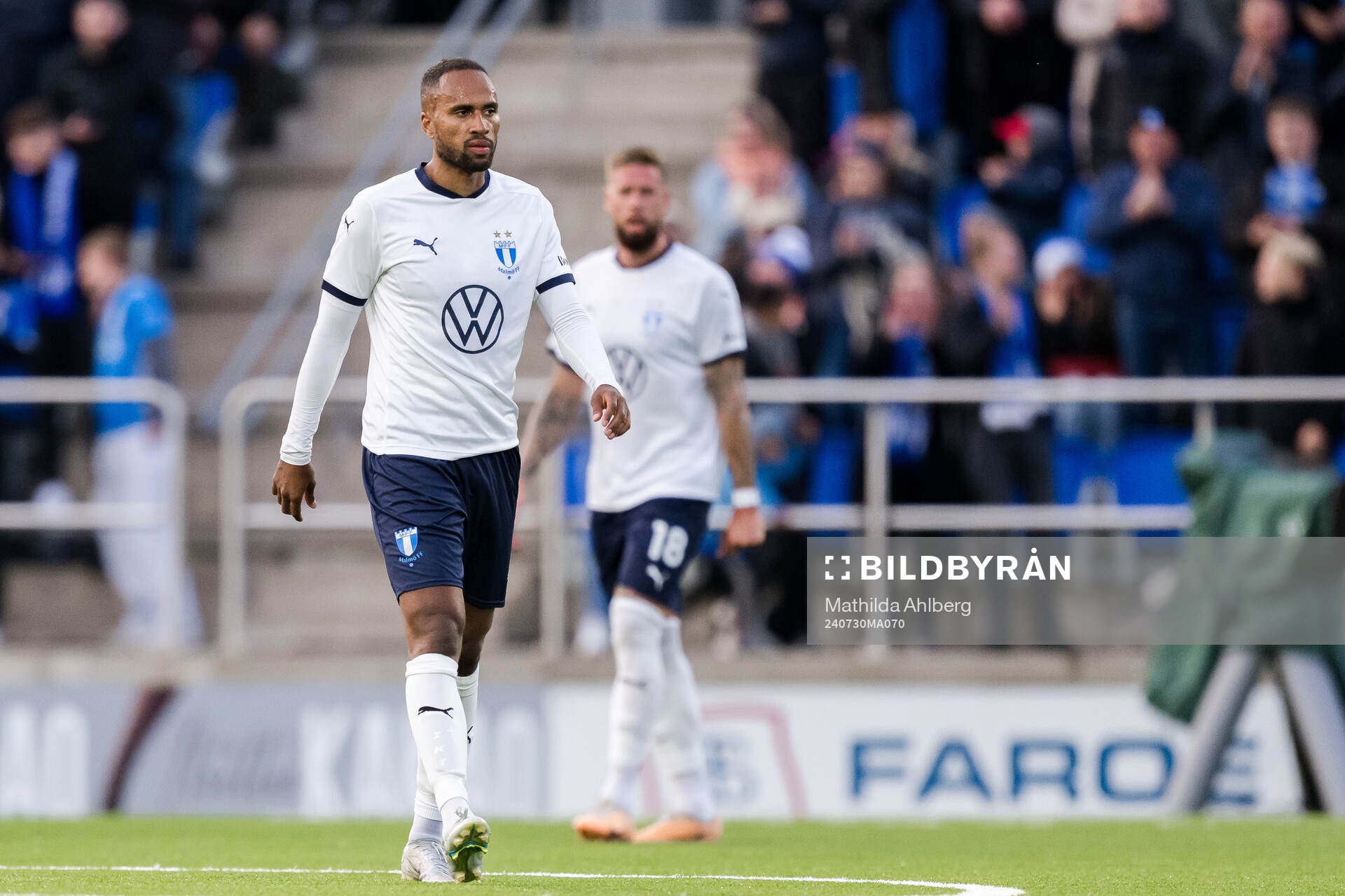 Isaac Kiese Thelin of Malmö FF looks dejected