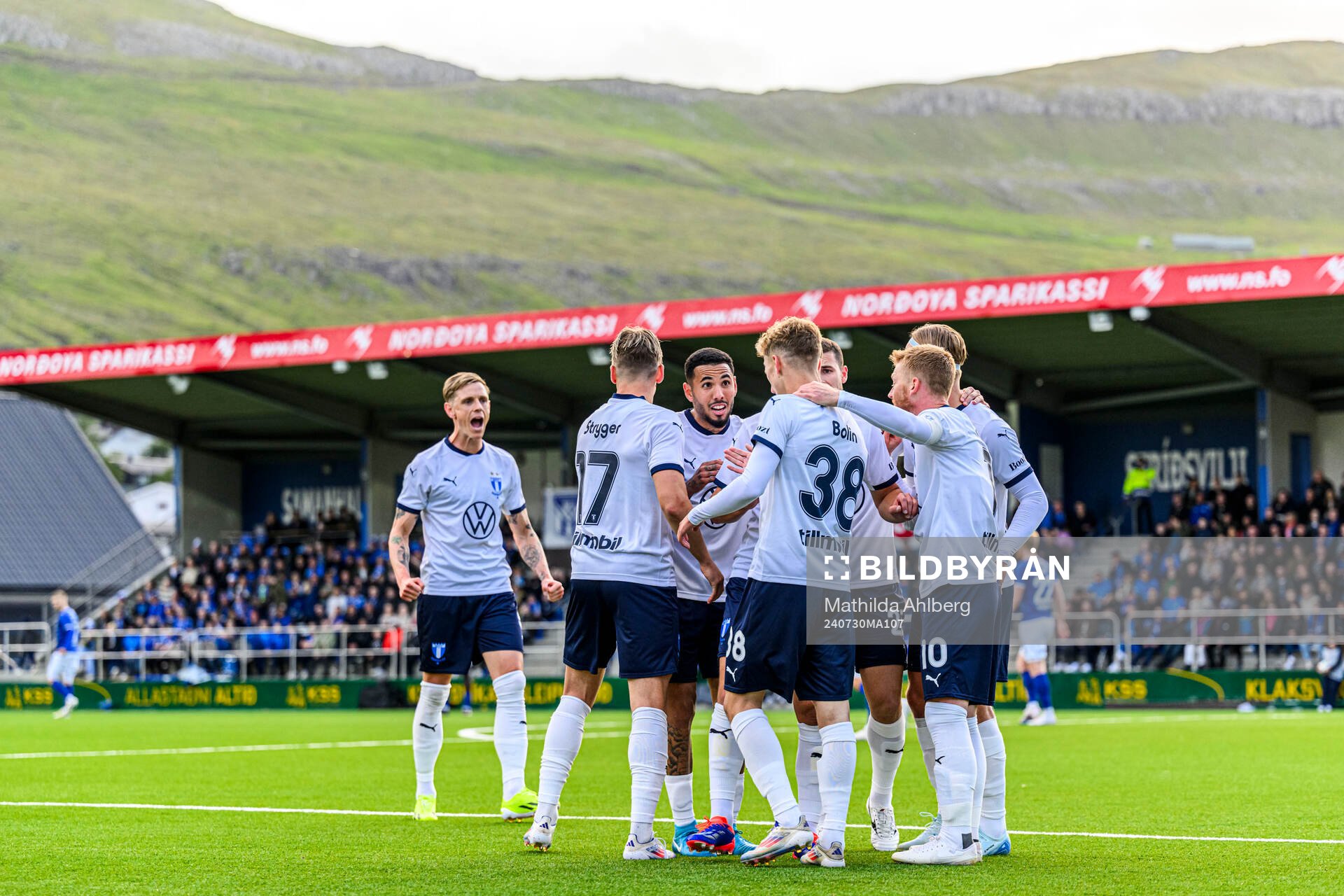 Sergio Pena Flores of Malmö FF celebrates 1-1 by Hugo Bolin