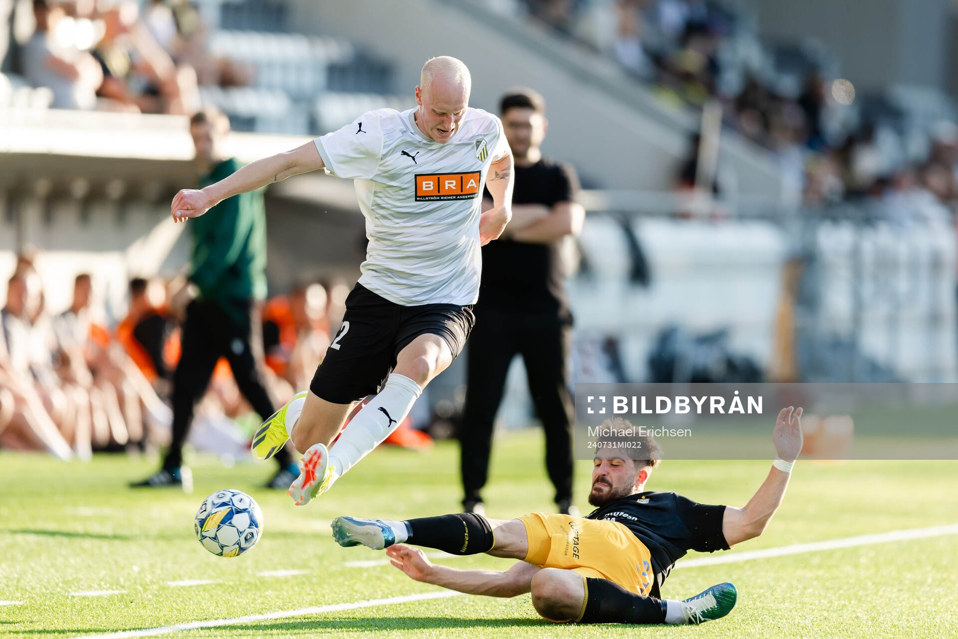 Valgeir Fridriksson of Häcken and Ivan Englaro of Diddeleng
