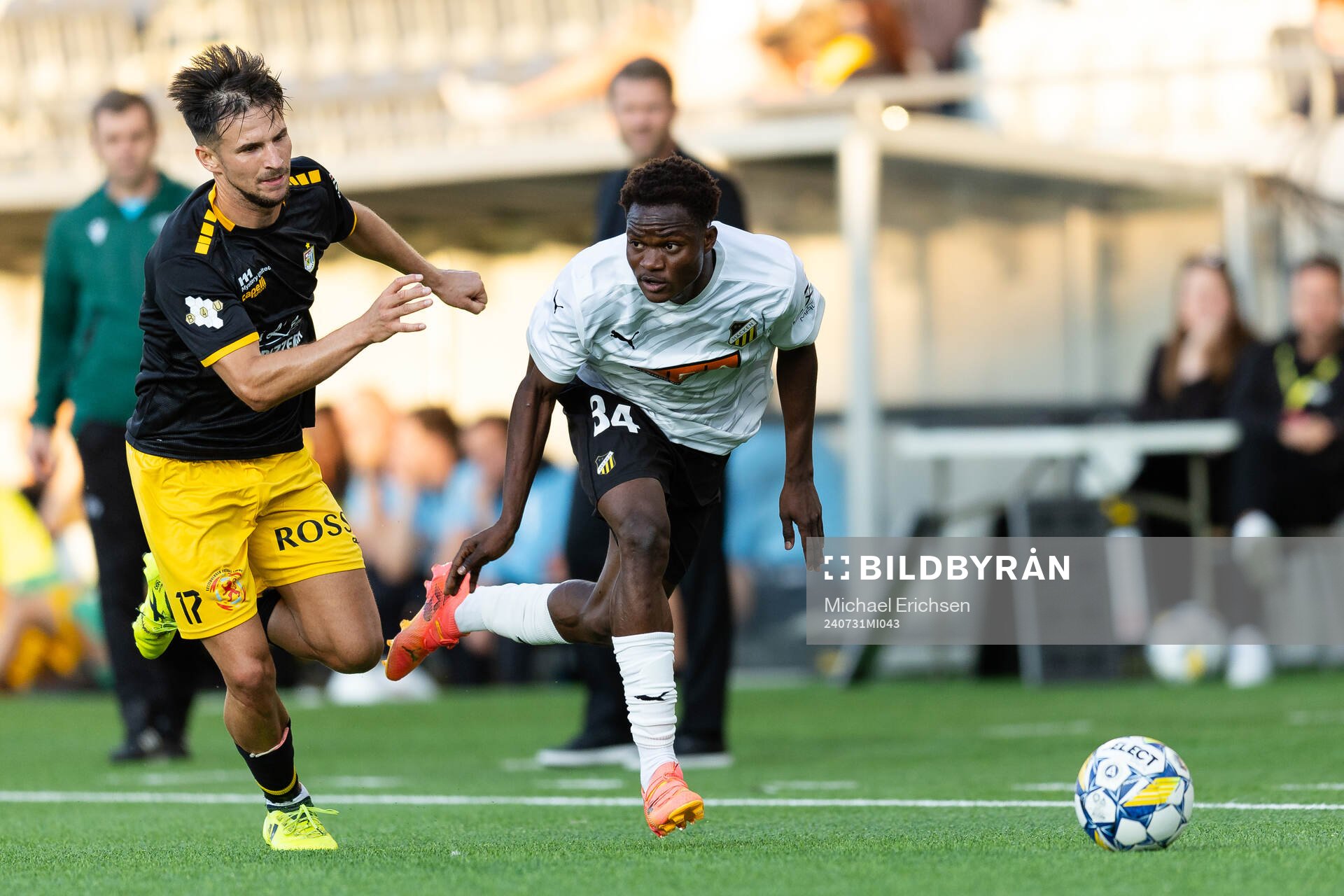 Yannick Schaus of Diddeleng and Severin Nioule of Häcken