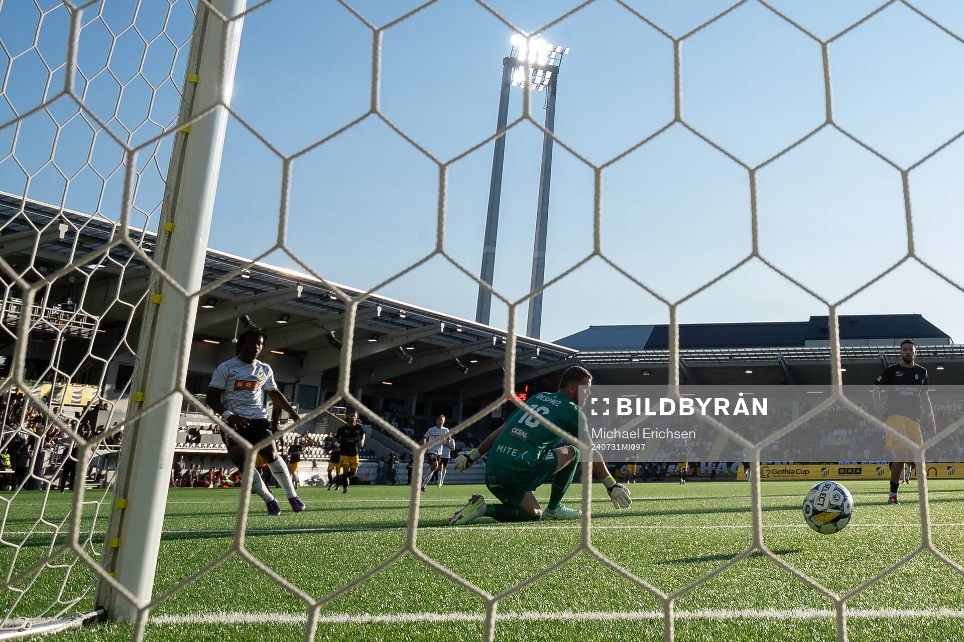 Jeremy Agbonifo of Häcken scores 2-1 past goalkeeper