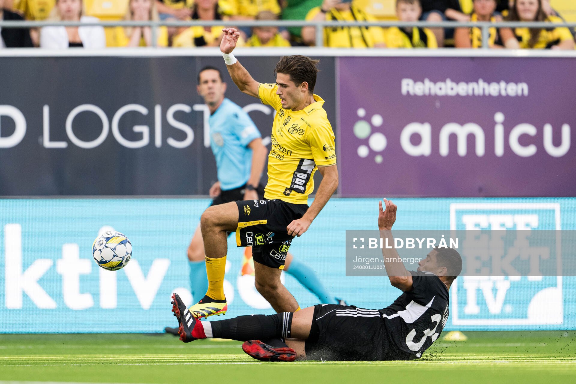 Besfort Zeneli of Elfsborg and Matheus Lins of Sheriff