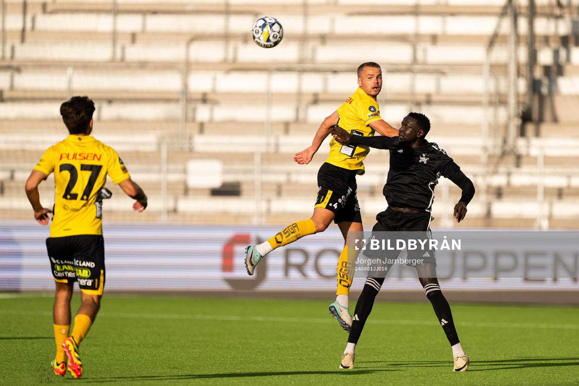 Gustav Henriksson of Elfsborg och Ajak Riak of Sheriff