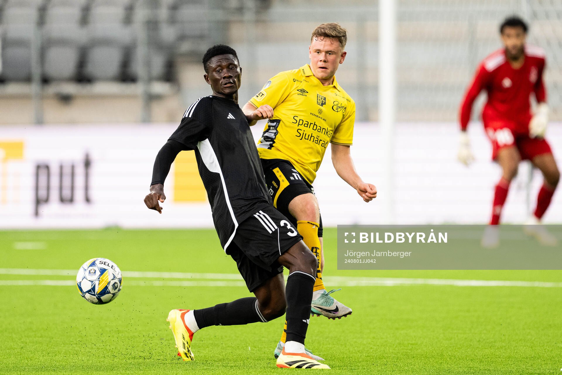 Nana Kwame Boakye of Sheriff Tiraspol and Eggert Aron