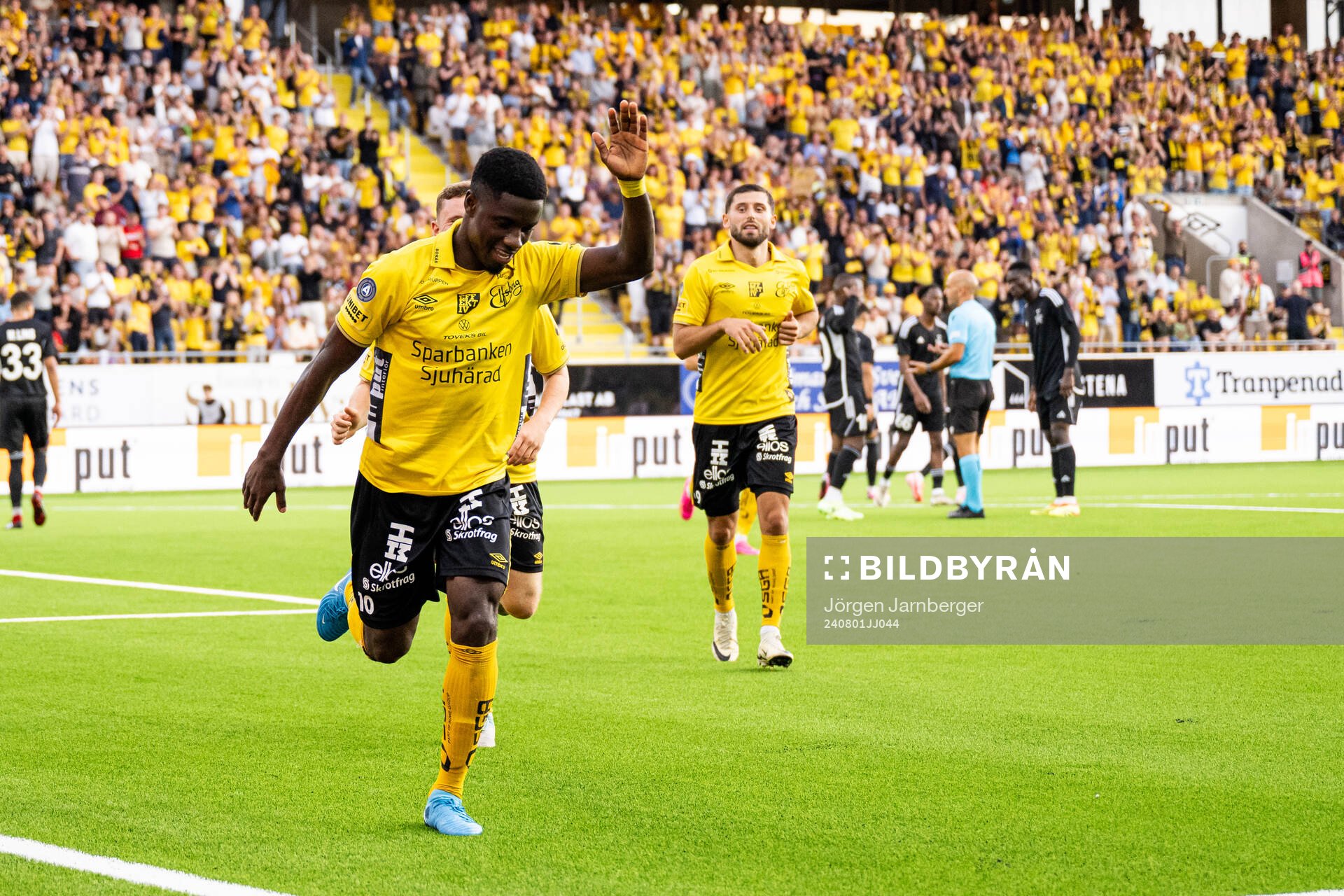 Michael Baidoo of Elfsborg celebrates