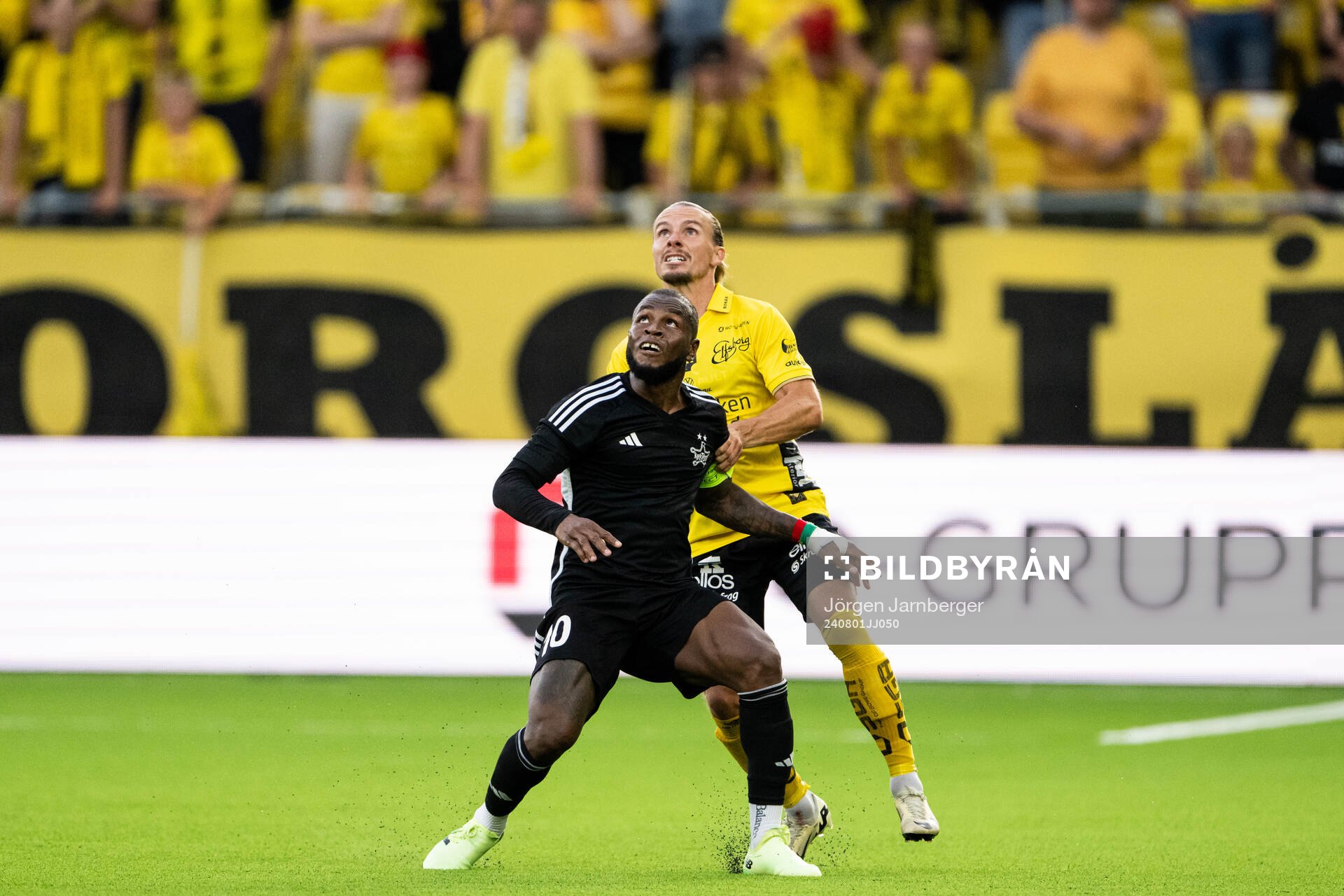 Cedric Badolo of Sheriff Tiraspol and Niklas Hult of