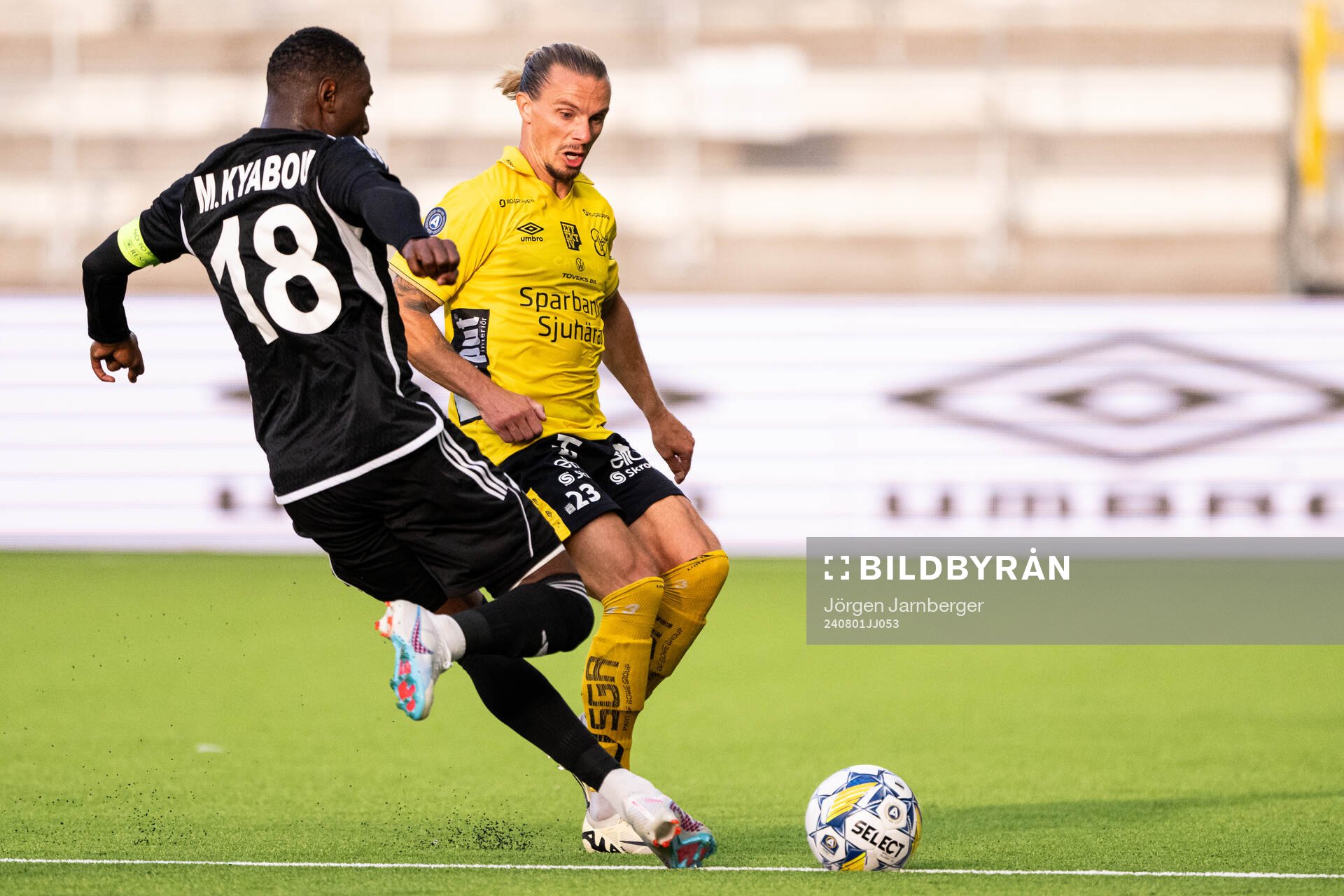 Moussa Kyabou of Sheriff Tiraspol och Niklas Hult of