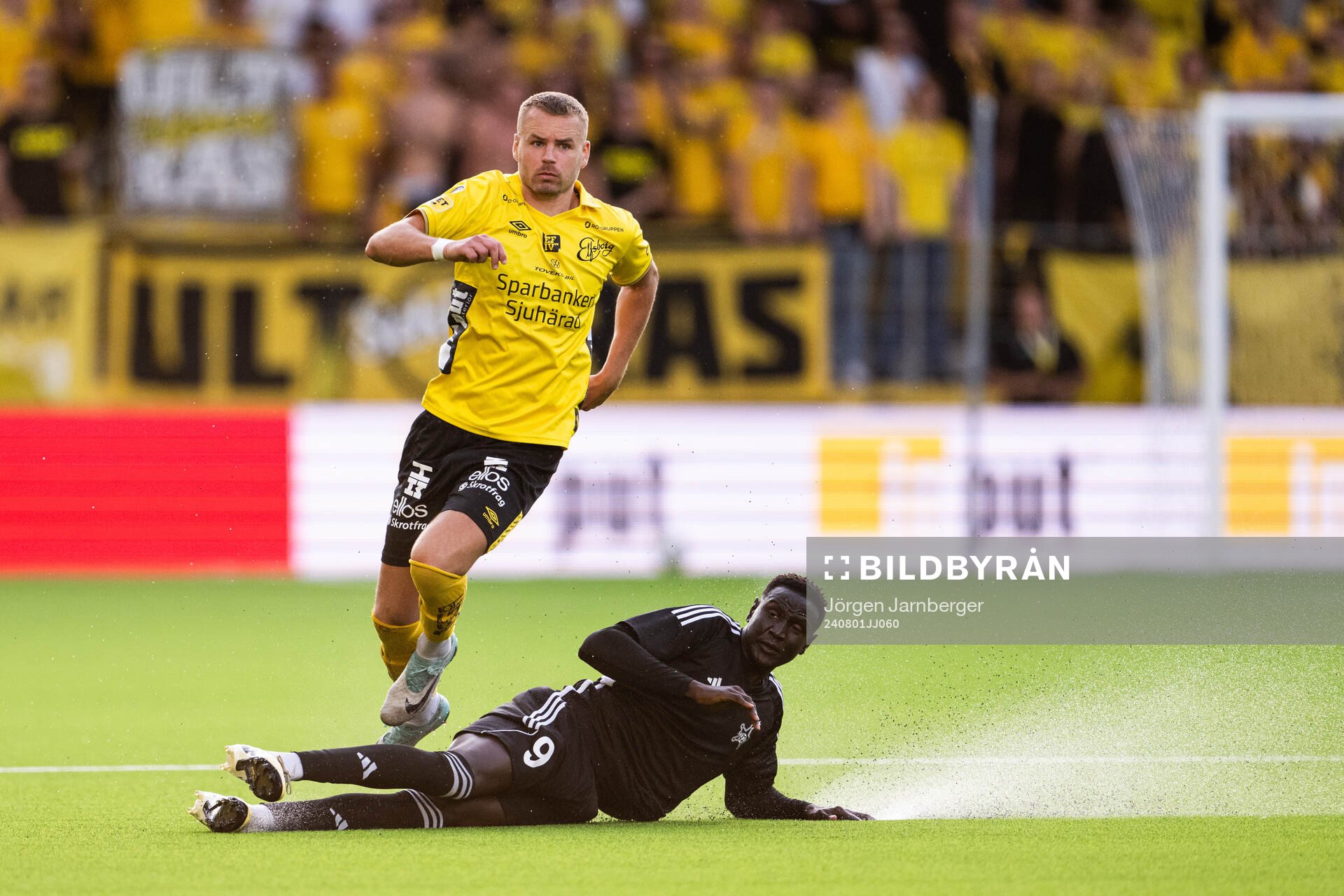 Gustav Henriksson of Elfsborg and Ajak Riak of Sheriff