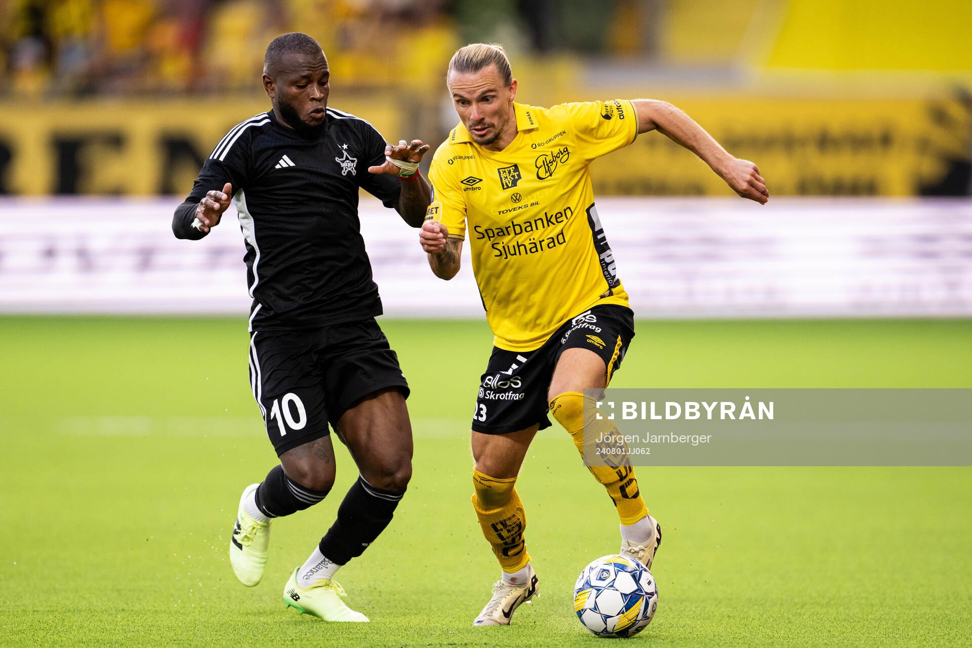 Cedric Badolo of Sheriff Tiraspol and Niklas Hult of