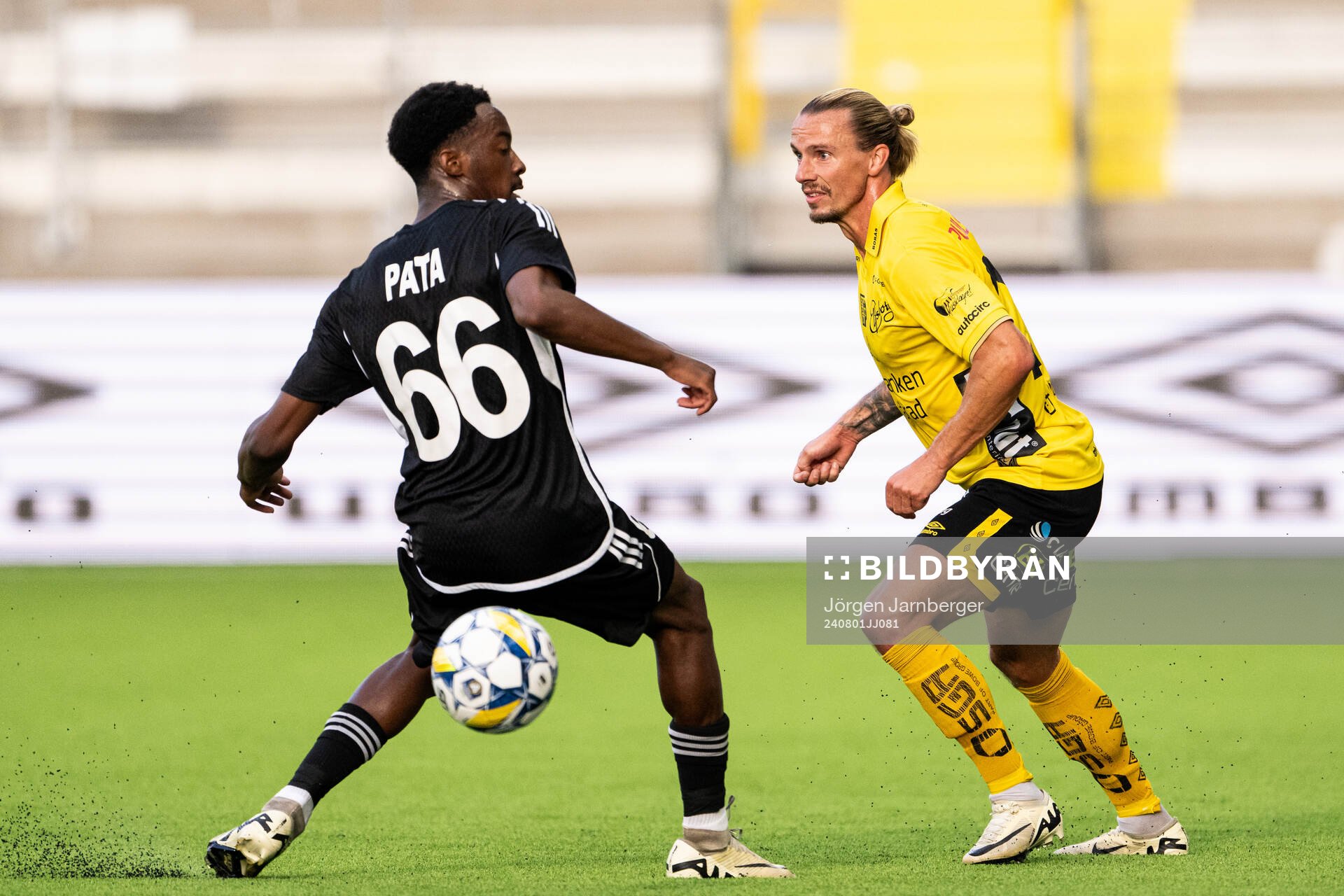 Ilounga Pata of Sheriff Tiraspol and Niklas Hult of Elfsborg