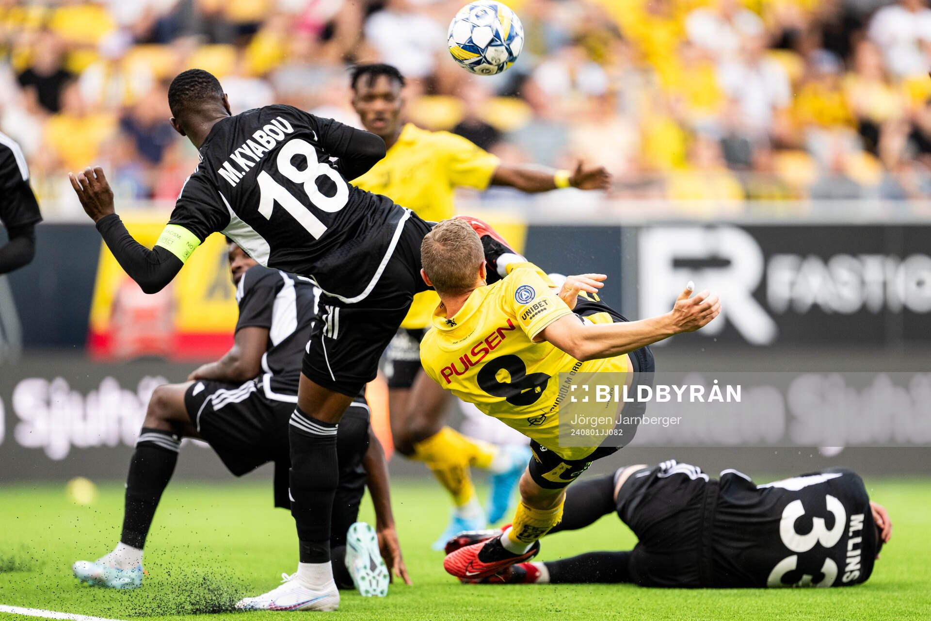 Fight in the penalty area between Moussa Kyabou of Sheriff