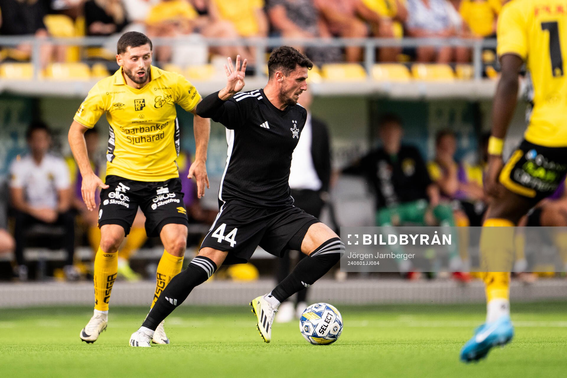 Arber Zeneli of Elfsborg and Alesio Mija of Sheriff Tiraspol