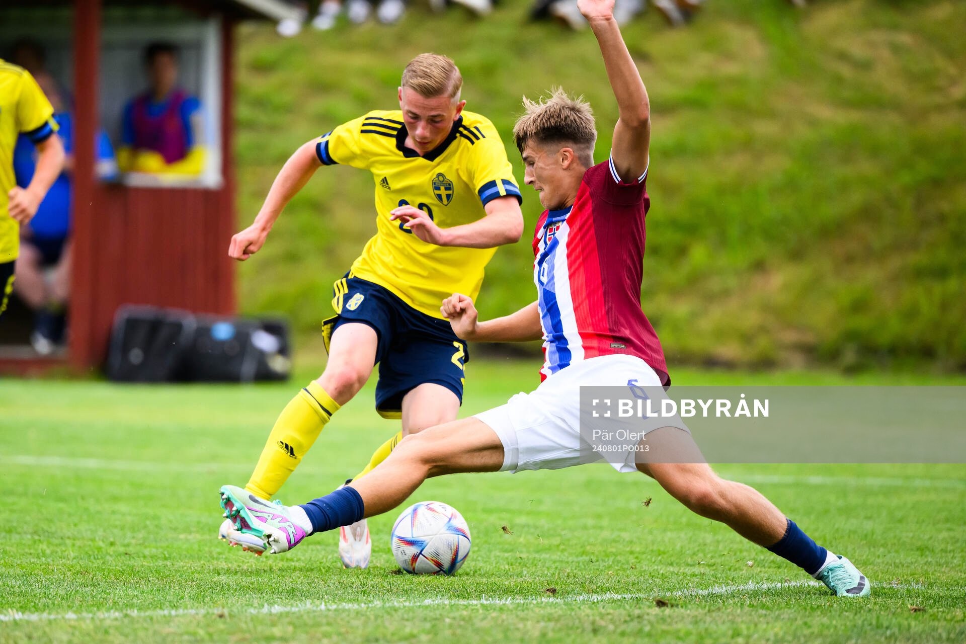 Sveriges Benjamin Brantlind och Norges William Valenza under fotbollsmatchen i en nordisk pojkturnering mellan Norge och Sverige den 1 augusti 2024 i Alnö.