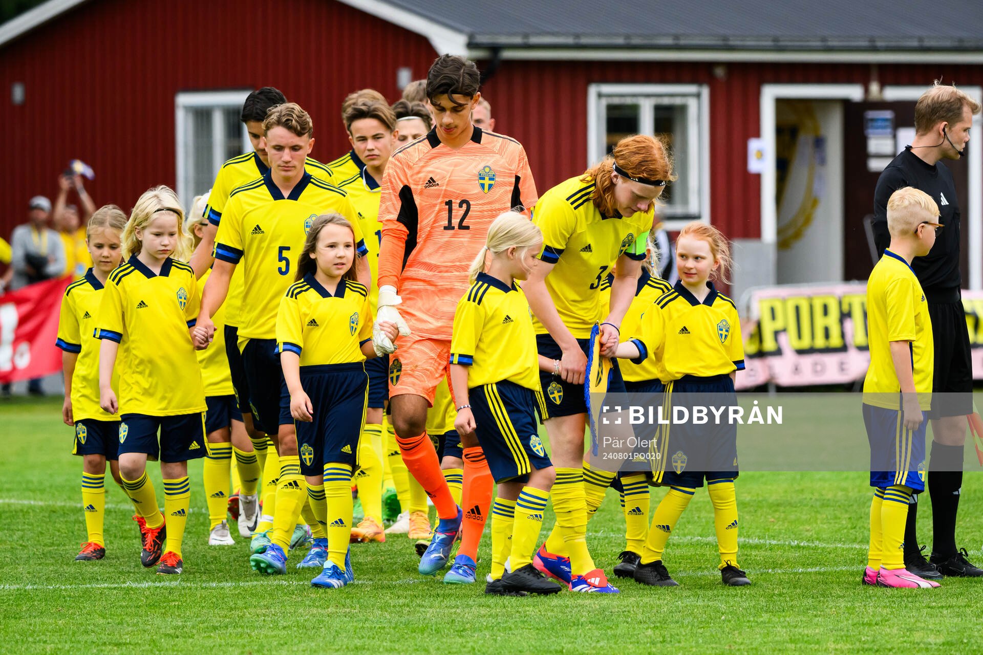 Sverige gör entre inför fotbollsmatchen i en nordisk pojkturnering mellan Norge och Sverige den 1 augusti 2024 i Alnö. 