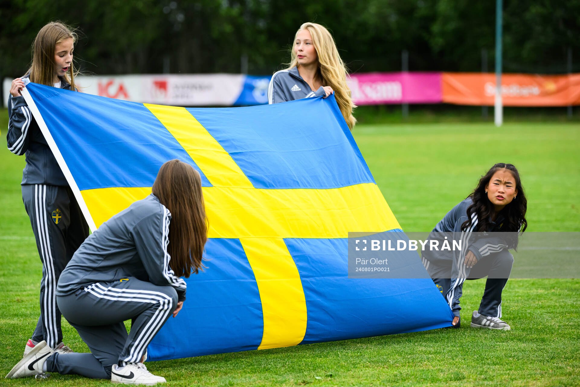 Svenska flagga inför fotbollsmatchen i en nordisk pojkturnering mellan Norge och Sverige den 1 augusti 2024 i Alnö. 