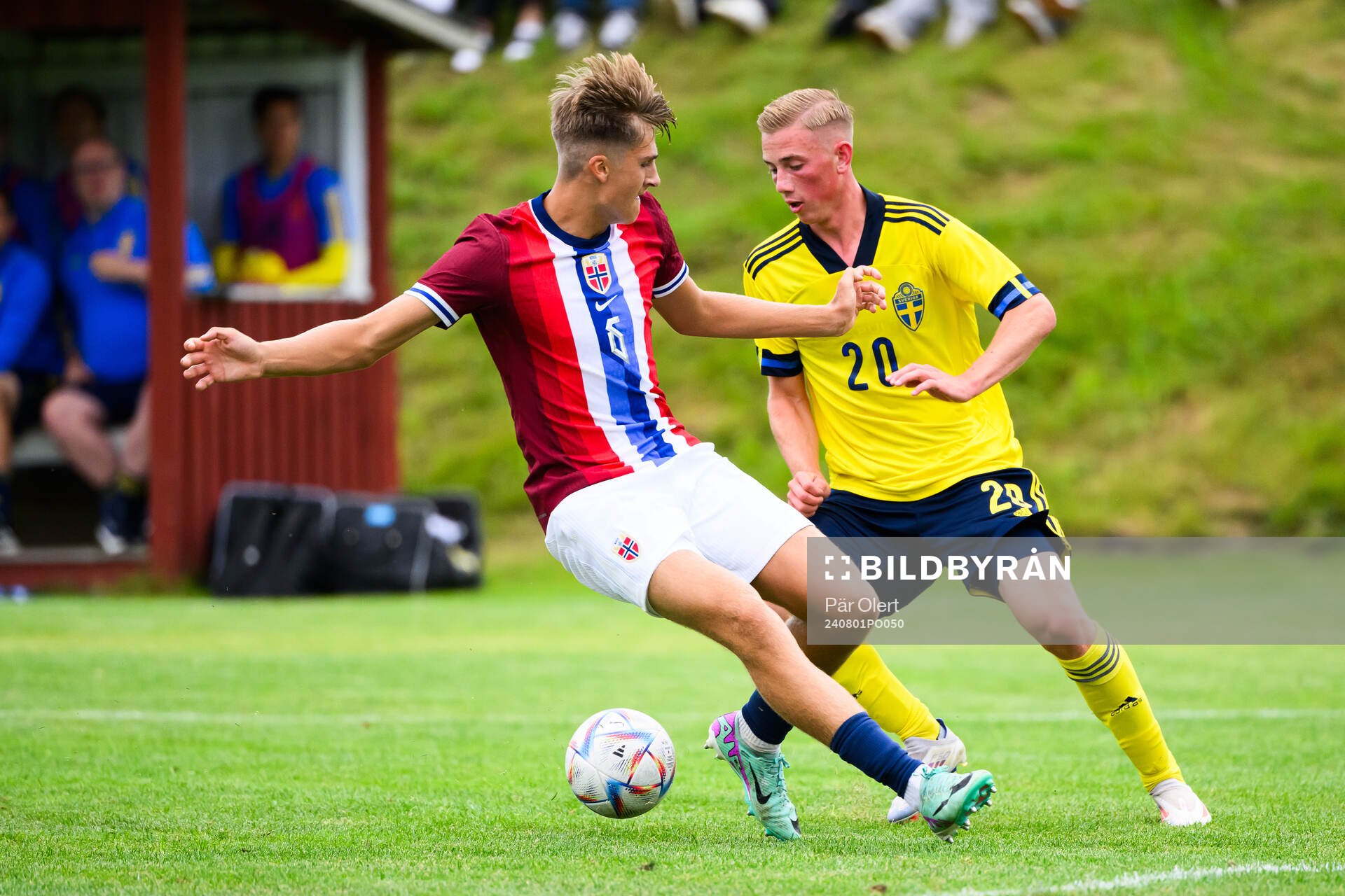 Norges William Valenza och Sveriges Benjamin Brantlind under fotbollsmatchen i en nordisk pojkturnering mellan Norge och Sverige den 1 augusti 2024 i Alnö.