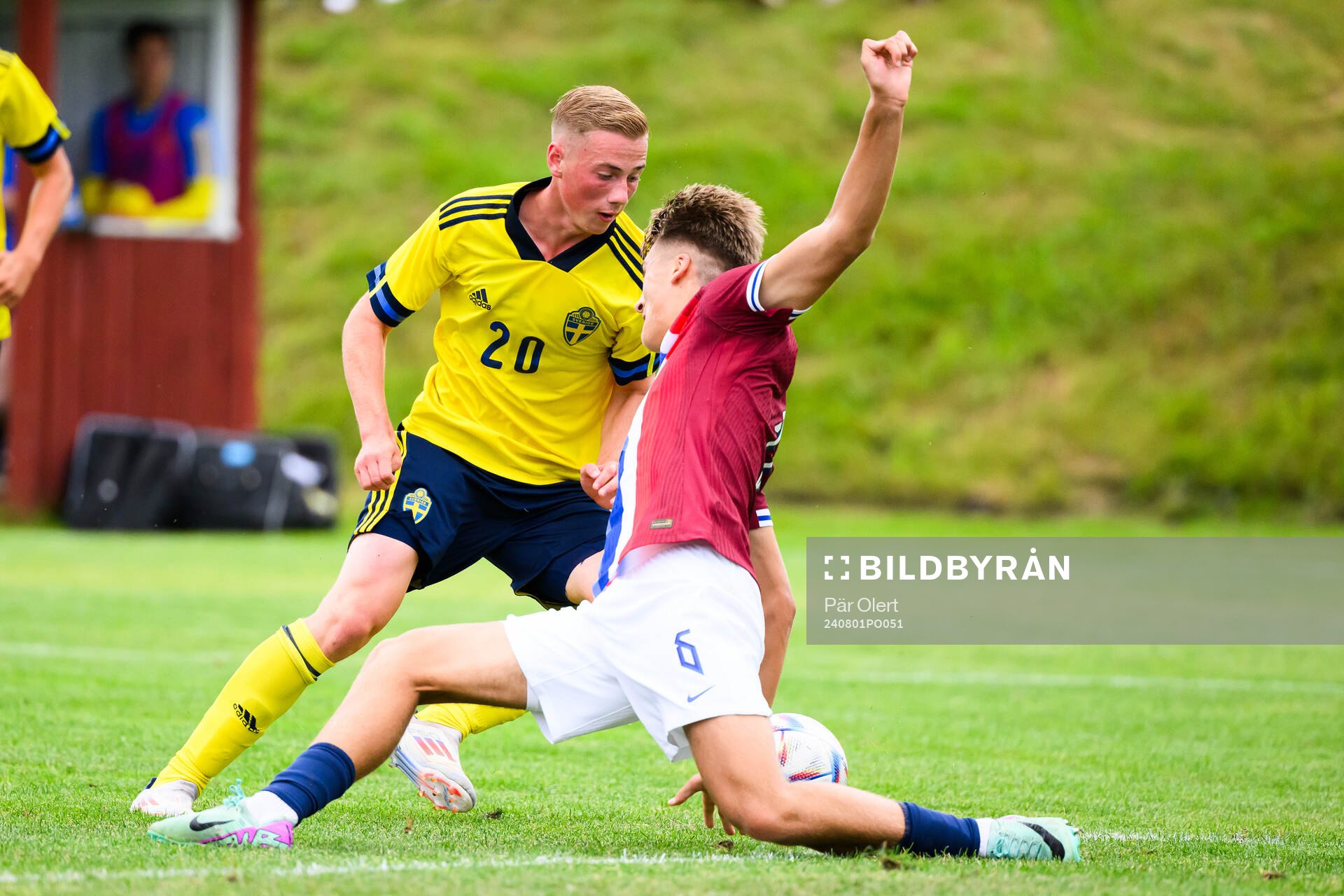Norges William Valenza och Sveriges Benjamin Brantlind under fotbollsmatchen i en nordisk pojkturnering mellan Norge och Sverige den 1 augusti 2024 i Alnö.