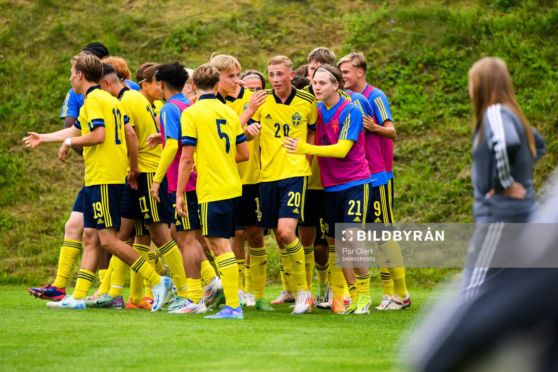 Sverige och Benjamin Brantlind jublar efter 2-0 under fotbollsmatchen i en nordisk pojkturnering mellan Norge och Sverige den 1 augusti 2024 i Alnö.