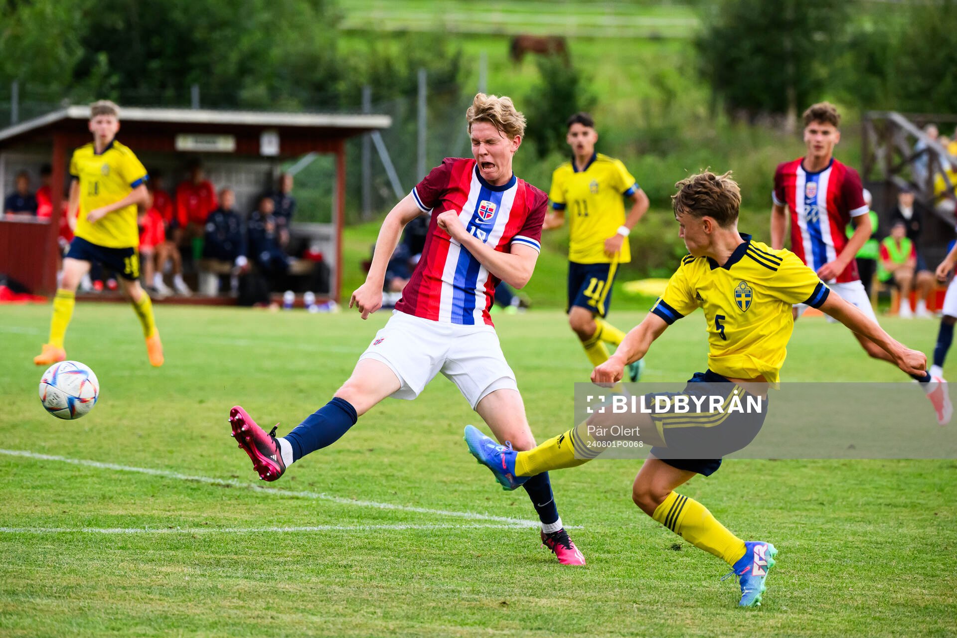 Norges Leander Bjerke och Sveriges Filip Öhman under fotbollsmatchen i en nordisk pojkturnering mellan Norge och Sverige den 1 augusti 2024 i Alnö.