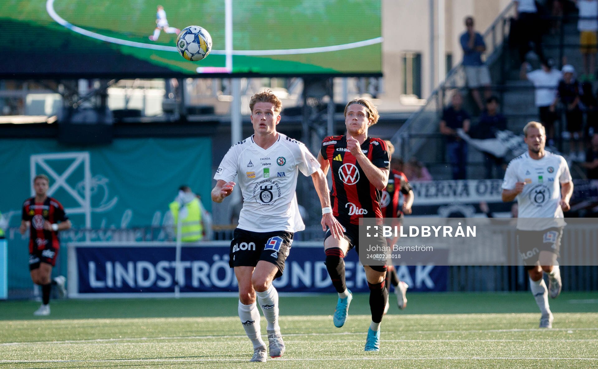 Örebros Erik McCue och Östersunds Albin Sporrong under fotbollsmatchen i Superettan mellan Örebro och Östersund den 2 augusti 2024 i Örebro.