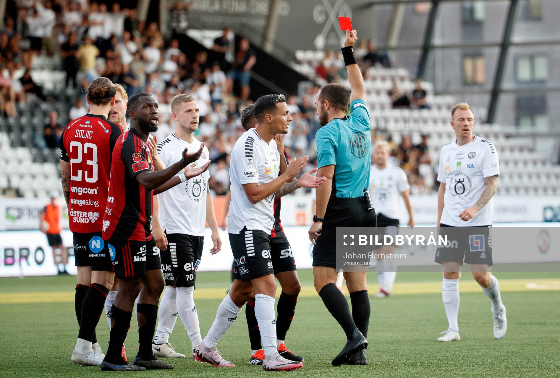 Östersunds Chrisnovic Isemoli N'sa får rött kort