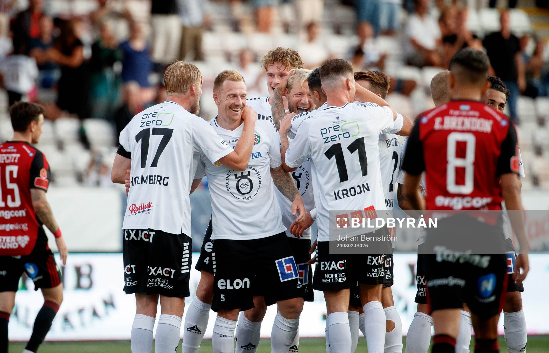 Örebros Sebastian Crona gör 3-1 och jublar med Karl