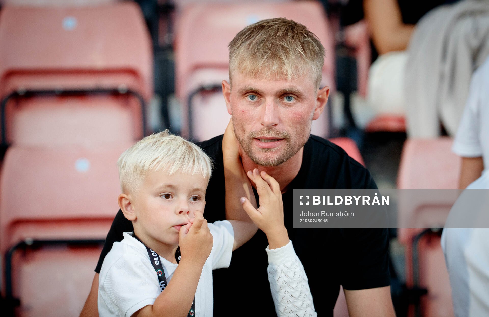 Örebros tidigare målvakt Jacob Rinne på läktaren