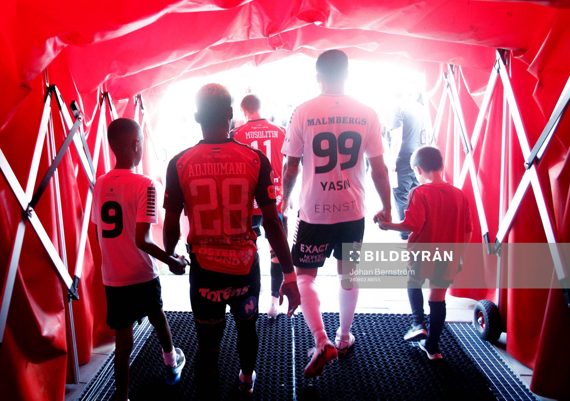 Östersunds Assiedou Yannick Armel Adjoumani och Örebros Ahmed Yasin väg väg ut till matchen med varsin maskot i handen inför fotbollsmatchen i Superettan mellan Örebro och Östersund den 2 augusti 2024 i Örebro.