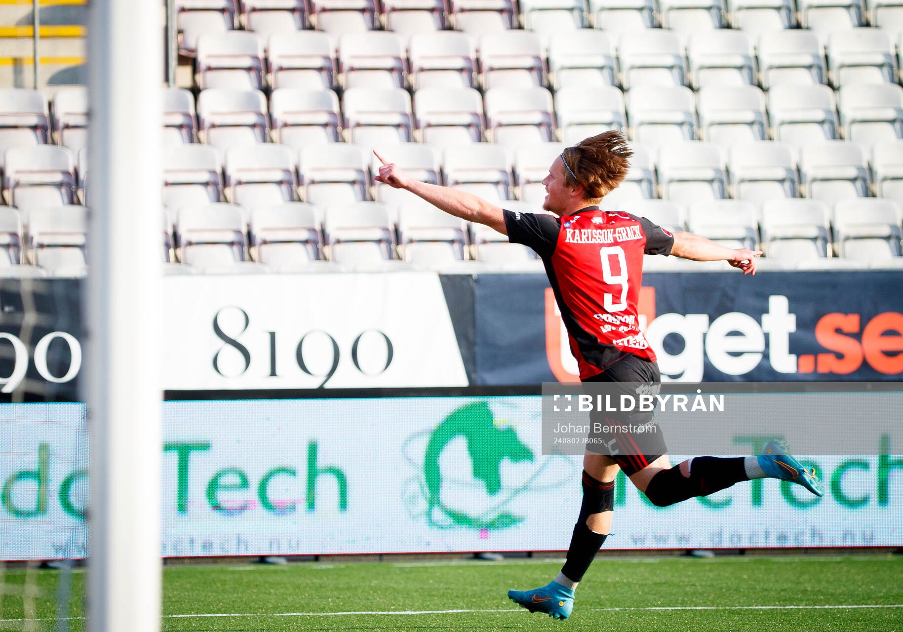 Östersunds Sebastian Karlsson Grach jublar
