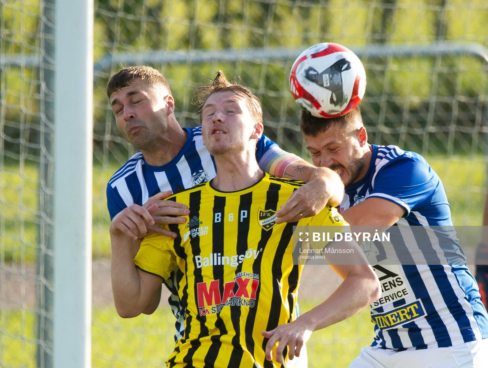 IFK Hässleholms Hugo Arvidsson nickduellerar i matchen i div 2 mellan IFK Hässleholm och IFK Karlshamn i Hässleholm 2 augusti 2024.