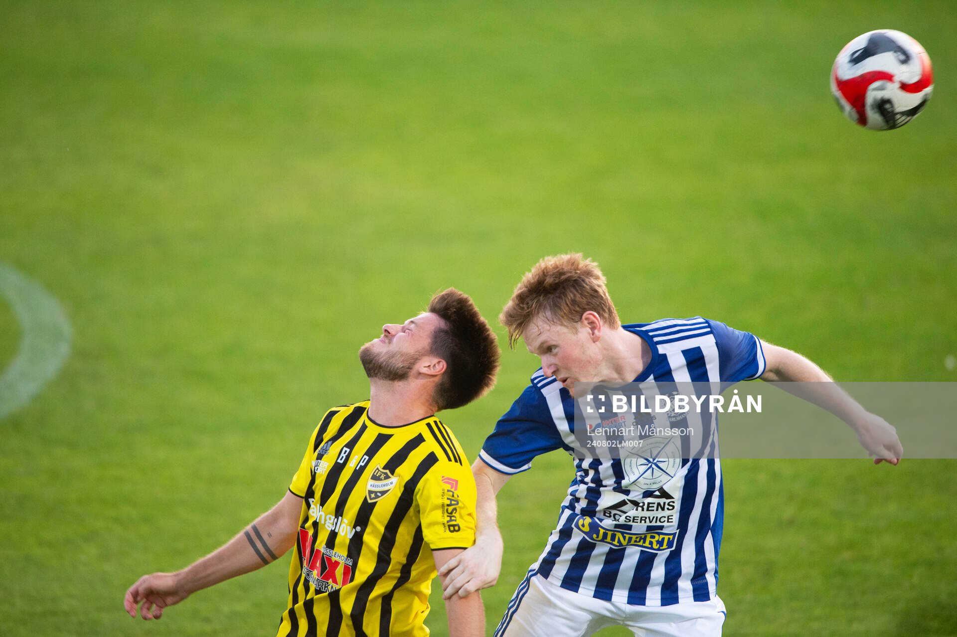 IFK Hässleholms Elliot Pramberg nickduellerar i matchen i