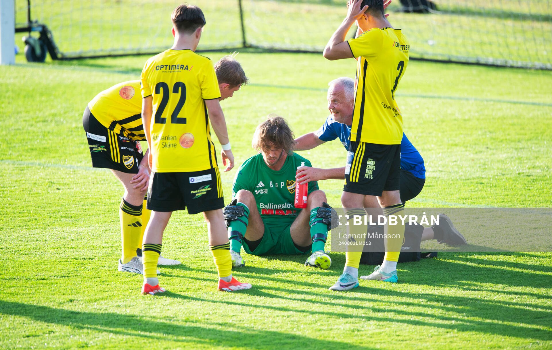 IFK Hässleholms målvakt Linus Lindfors skadad i matchen i